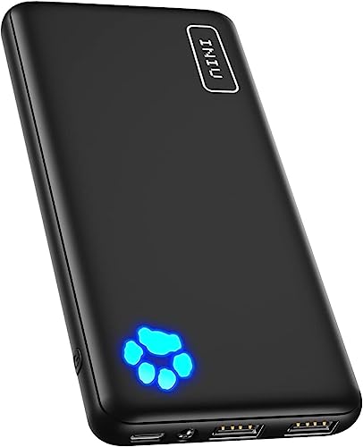 En slank svart rektangulær bærbar telefonlader med potetrykk nederst i venstre hjørne.