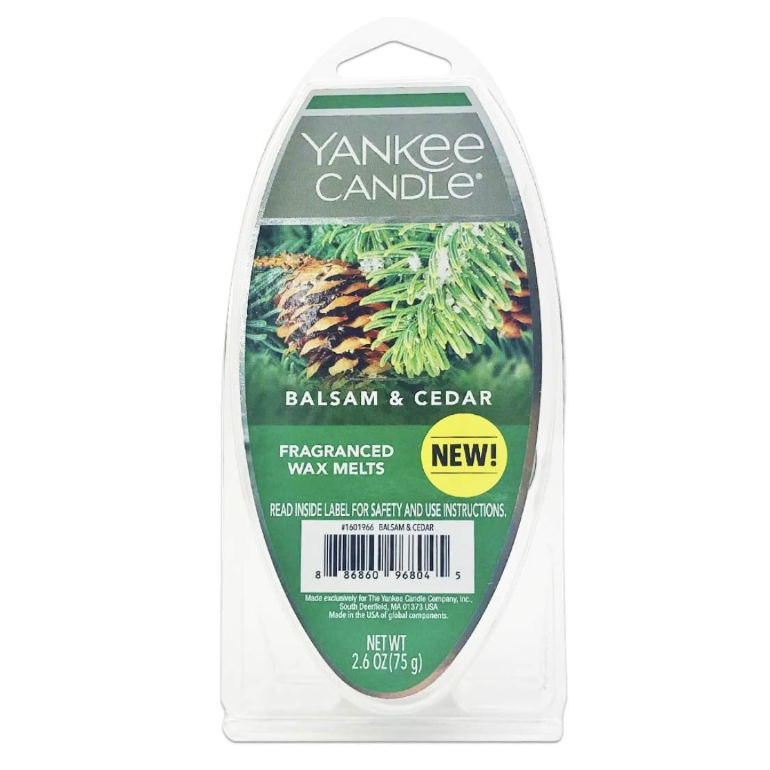 Et arkivfoto av Green Balsam og Cedar Wax Melt av Yankee Candle i den originale emballasjen