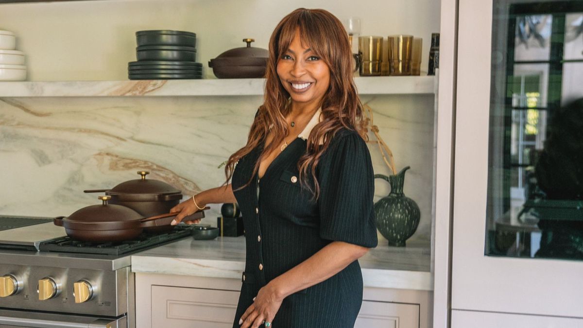 Celebrity Interior Designer Brigette Romanek har samarbeidet med vår plass, og kokekar -samlingen er så luksuriøs som du kan forvente - her er alt du trenger å vite