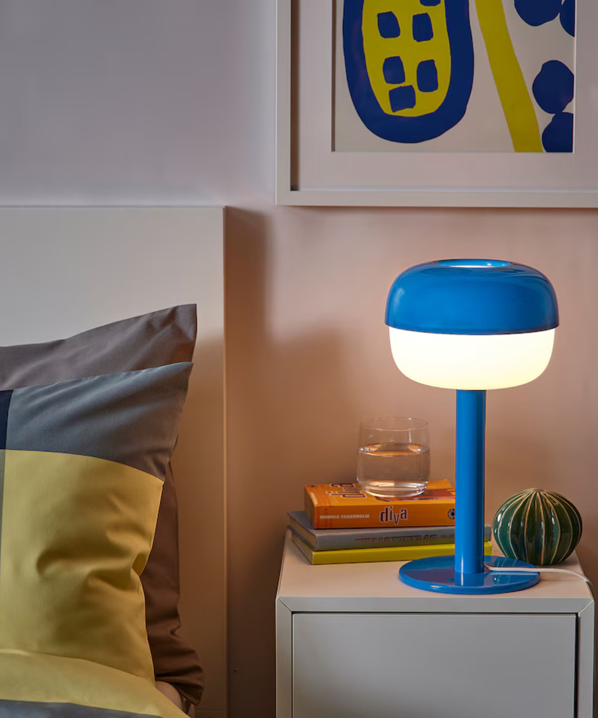 Ikea soverom med nattbord med uttalelse knallblå lys