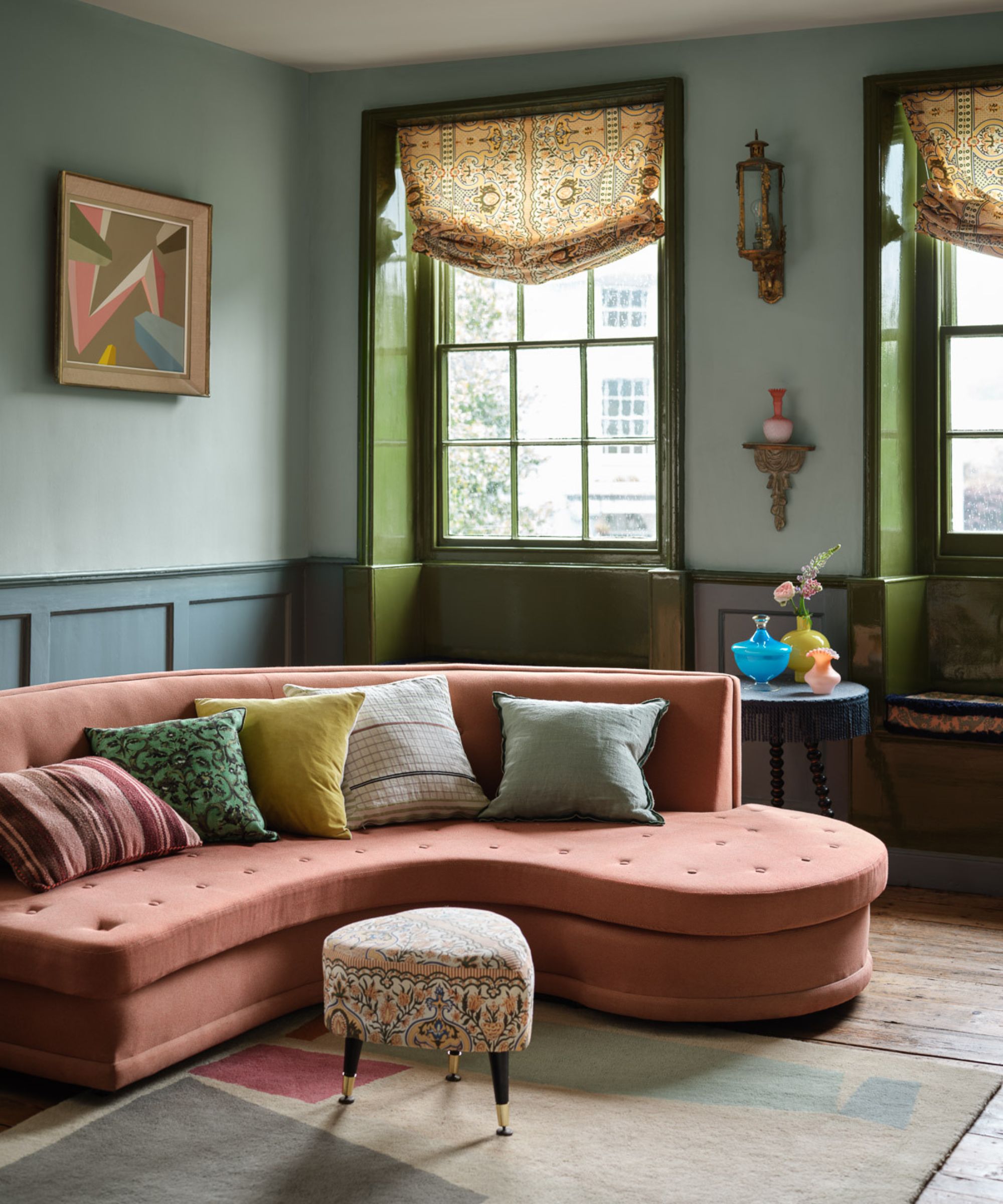 grønn og blå stue med rosa sofa