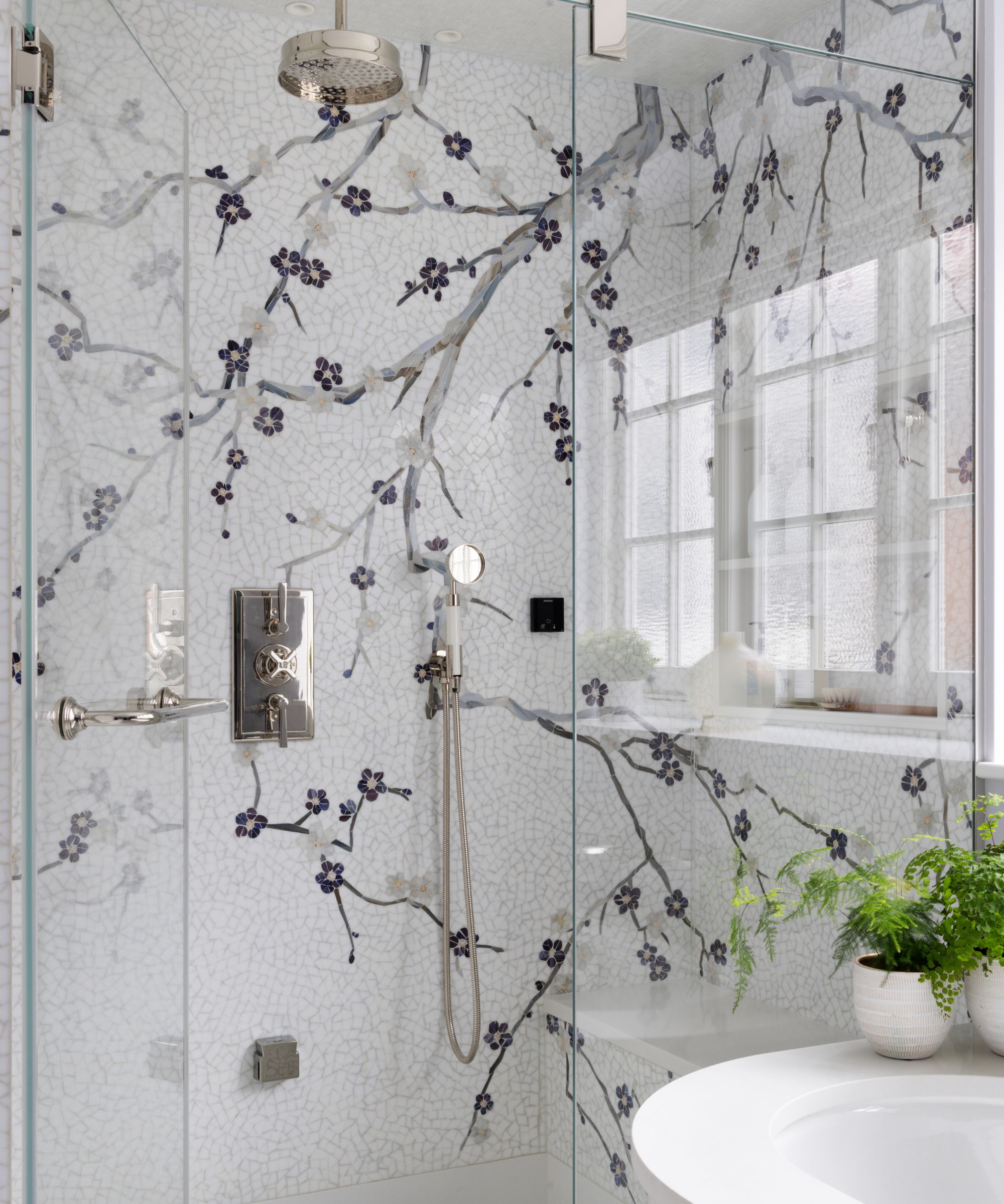 Blomstermosaikk bad i hvit og lilla grendesign