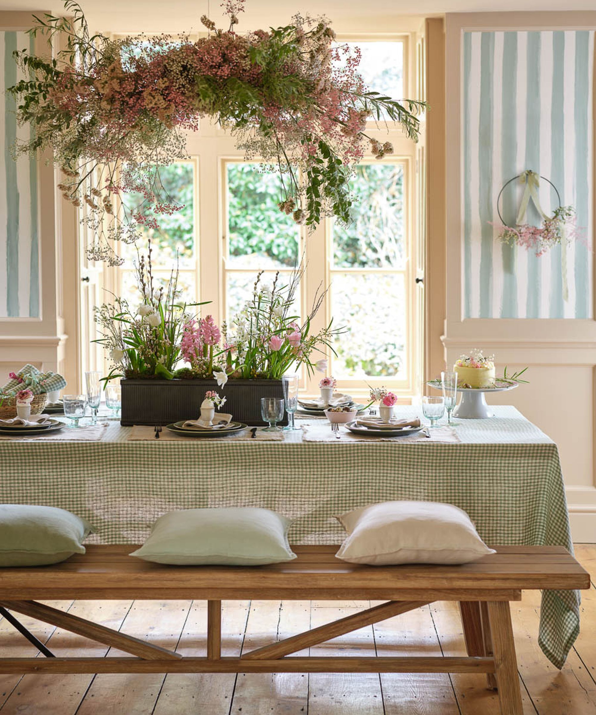 Vårbord med hengende blomsterinstallasjon