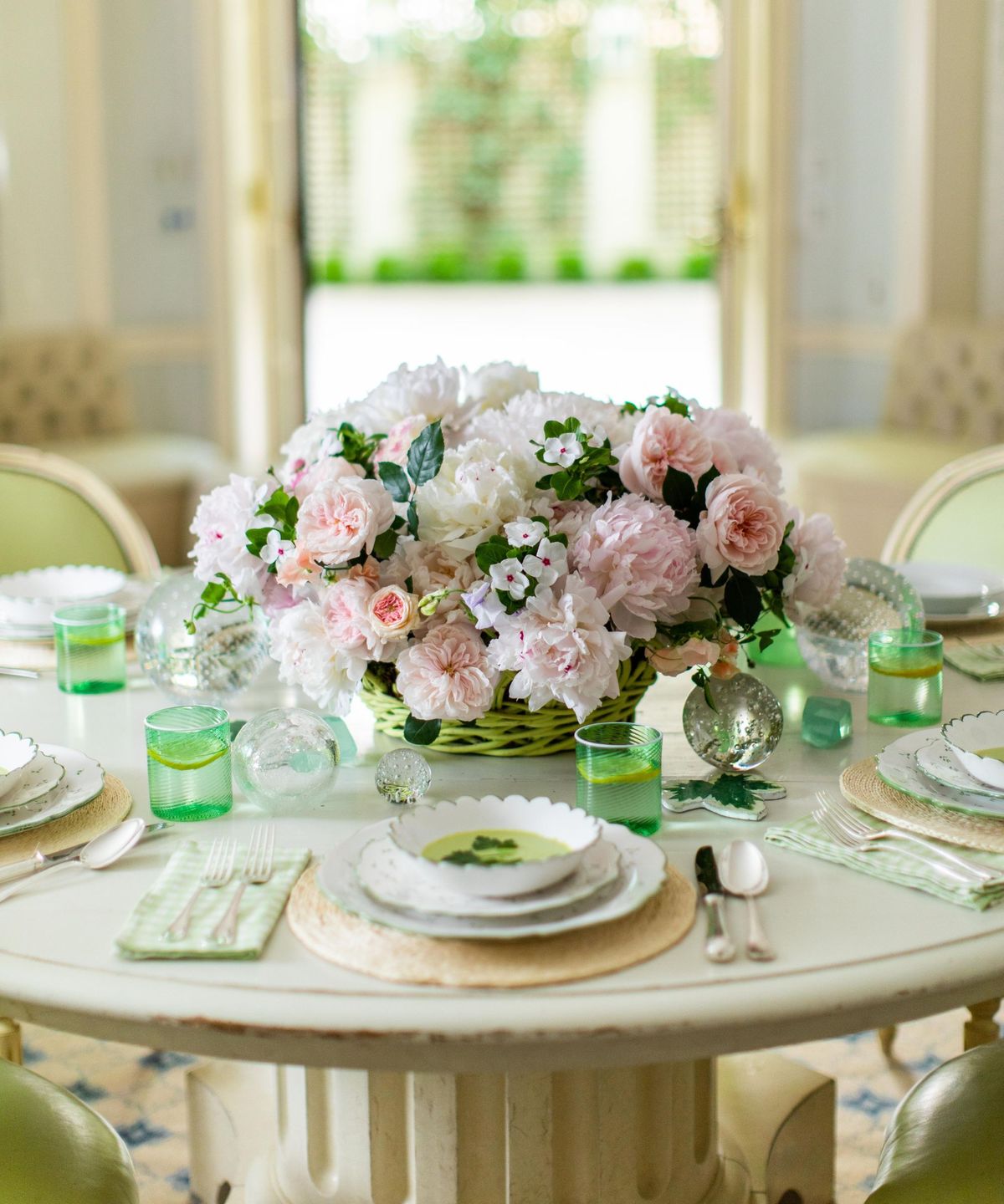 Spring Tablescape Ideas - 7 måter å dekorere bordet ditt i dedikasjon til den nye sesongen
