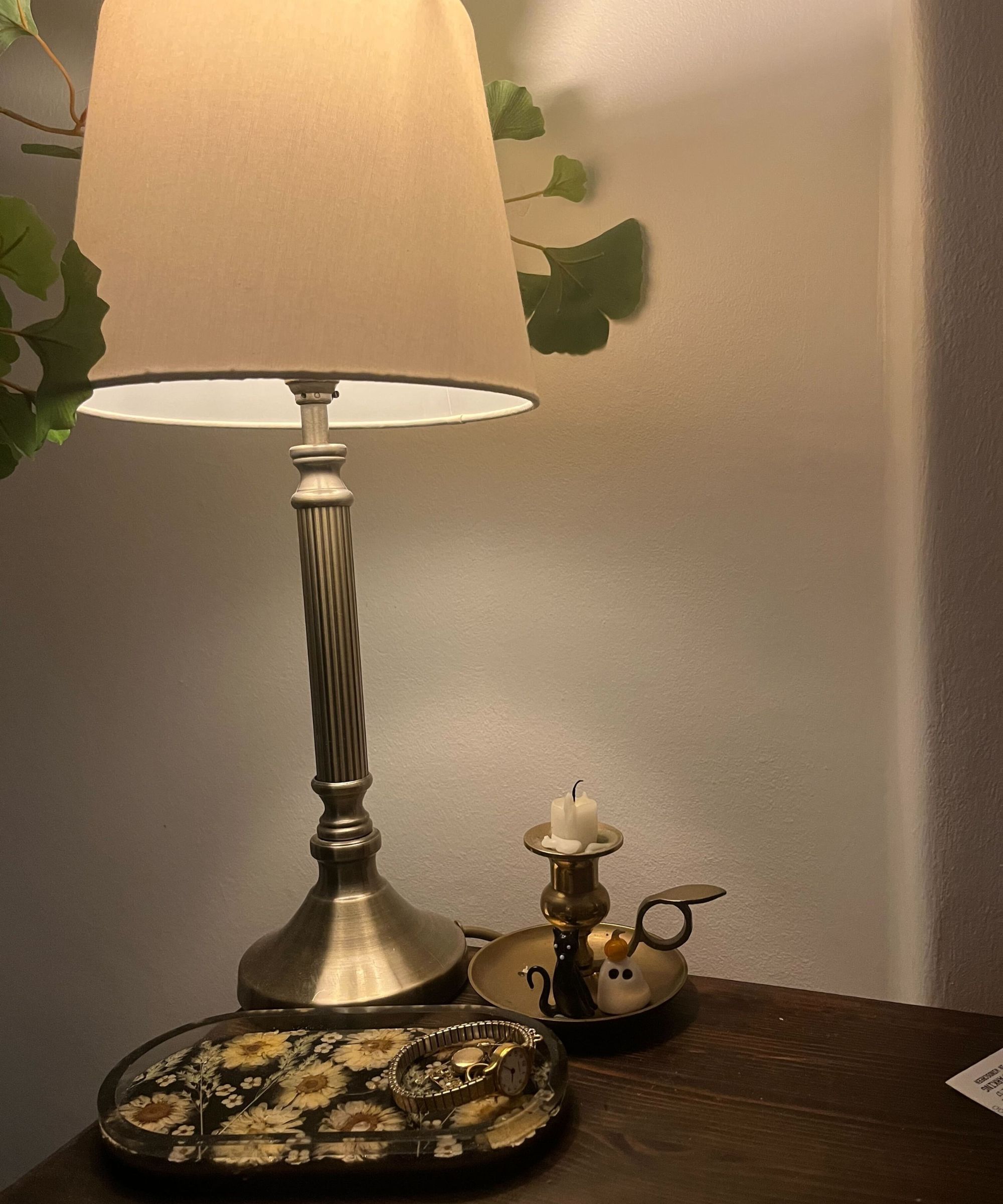 En nattelampe med en Philips Hue -pære med varmt lys