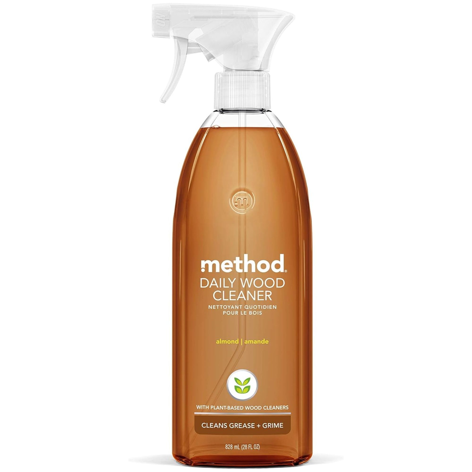 En side med utsikt over en klar flaske metode daglig tresenser med et hvitt spray lokk