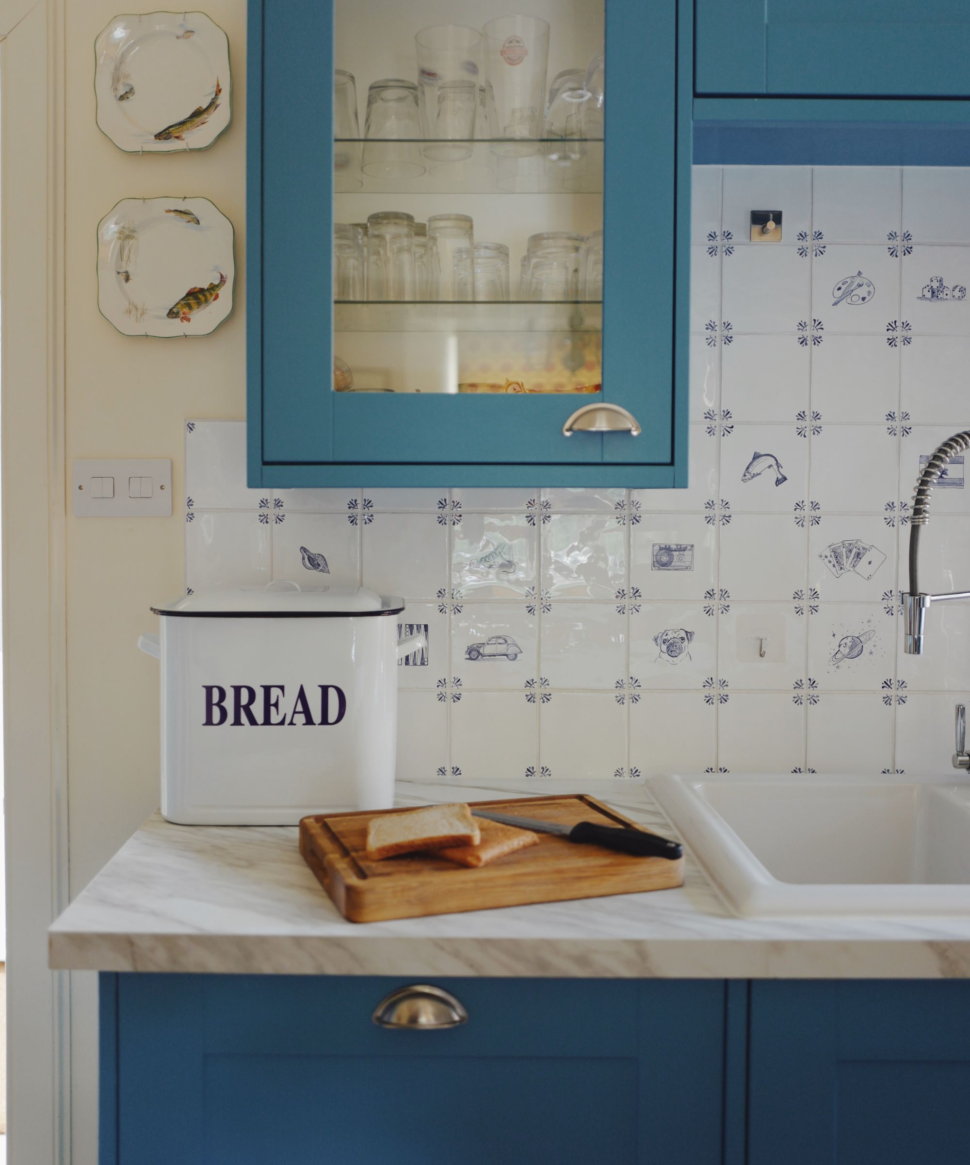 Blue Shaker Kitchen med en marmor benkeplate og blå og hvit vintage stil Delft Tile Backsplash