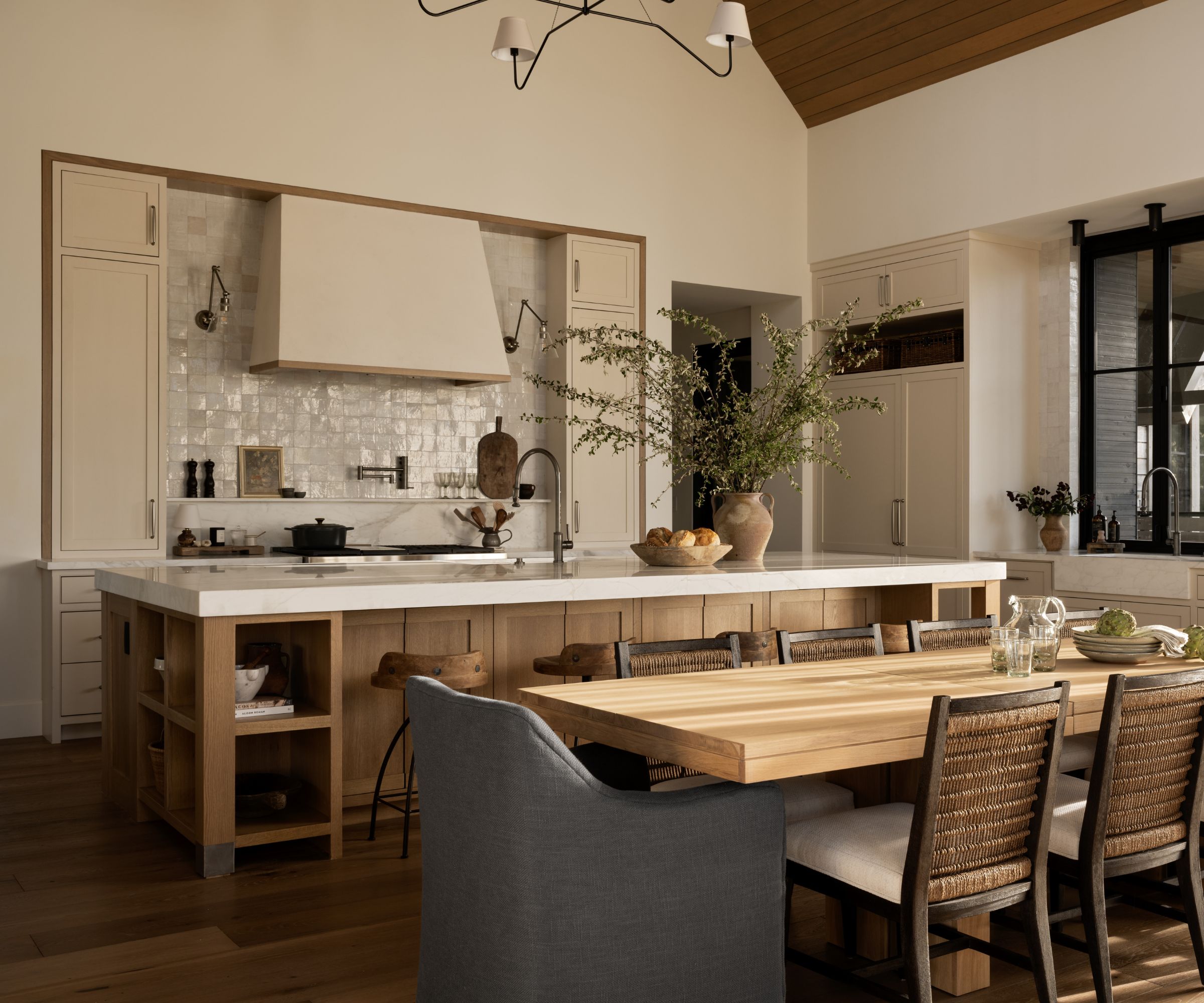 Et tre og hvitt to-tone Open Plan Kitchen av Studio McGee