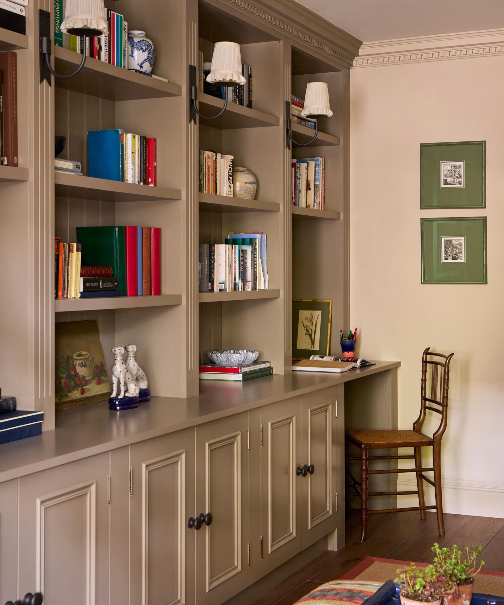 Hyller i muser tilbake av Farrow & Ball