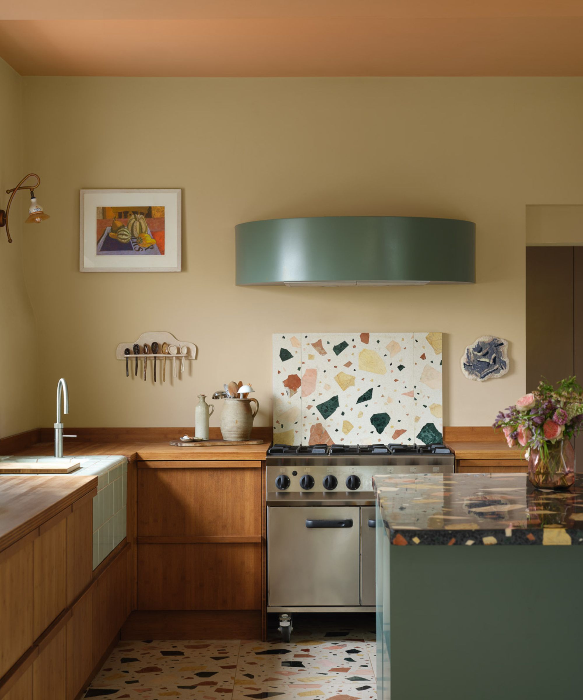 Benjamin Moore Retro Kitchen med søt n sur 103, Golden Garden 221
