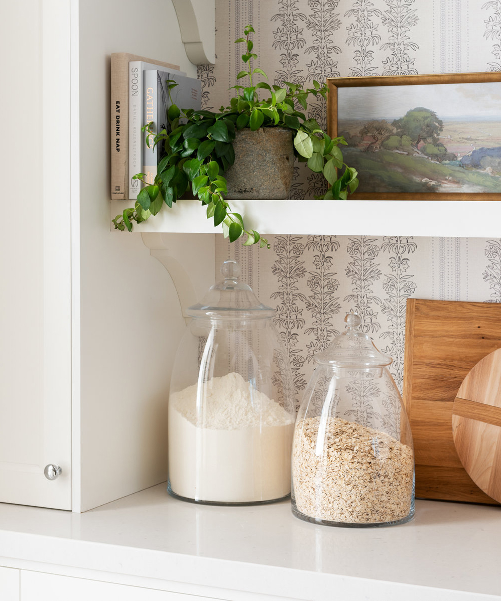Shea McGee's Pantry med glassbeholdere og krukker med mat