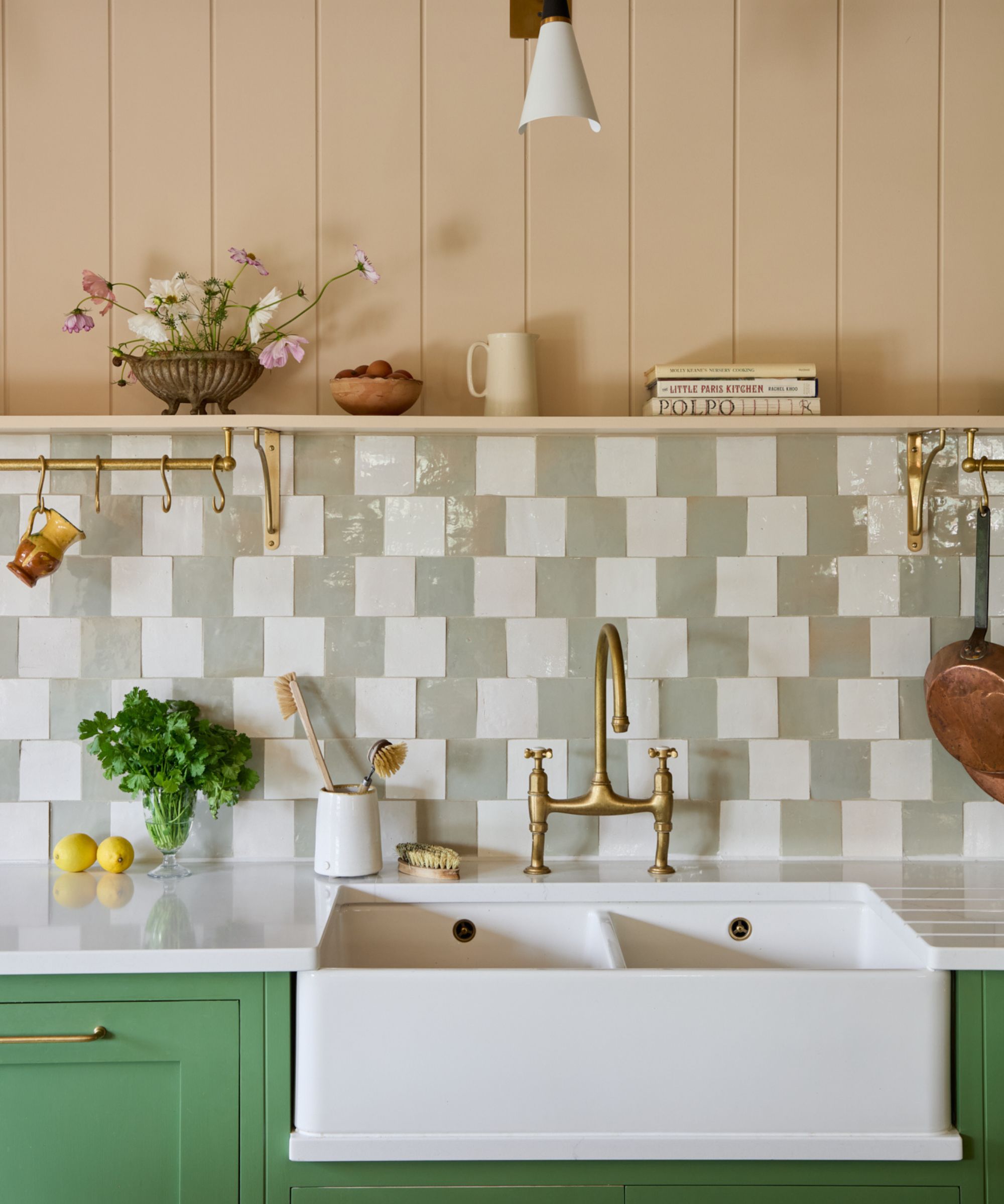 Grønt kjøkken med blekgrønn og hvit Zelige Checkerboard backsplash, Butler Sink, og en blek pinky ferskenpanel vegg og hylle over