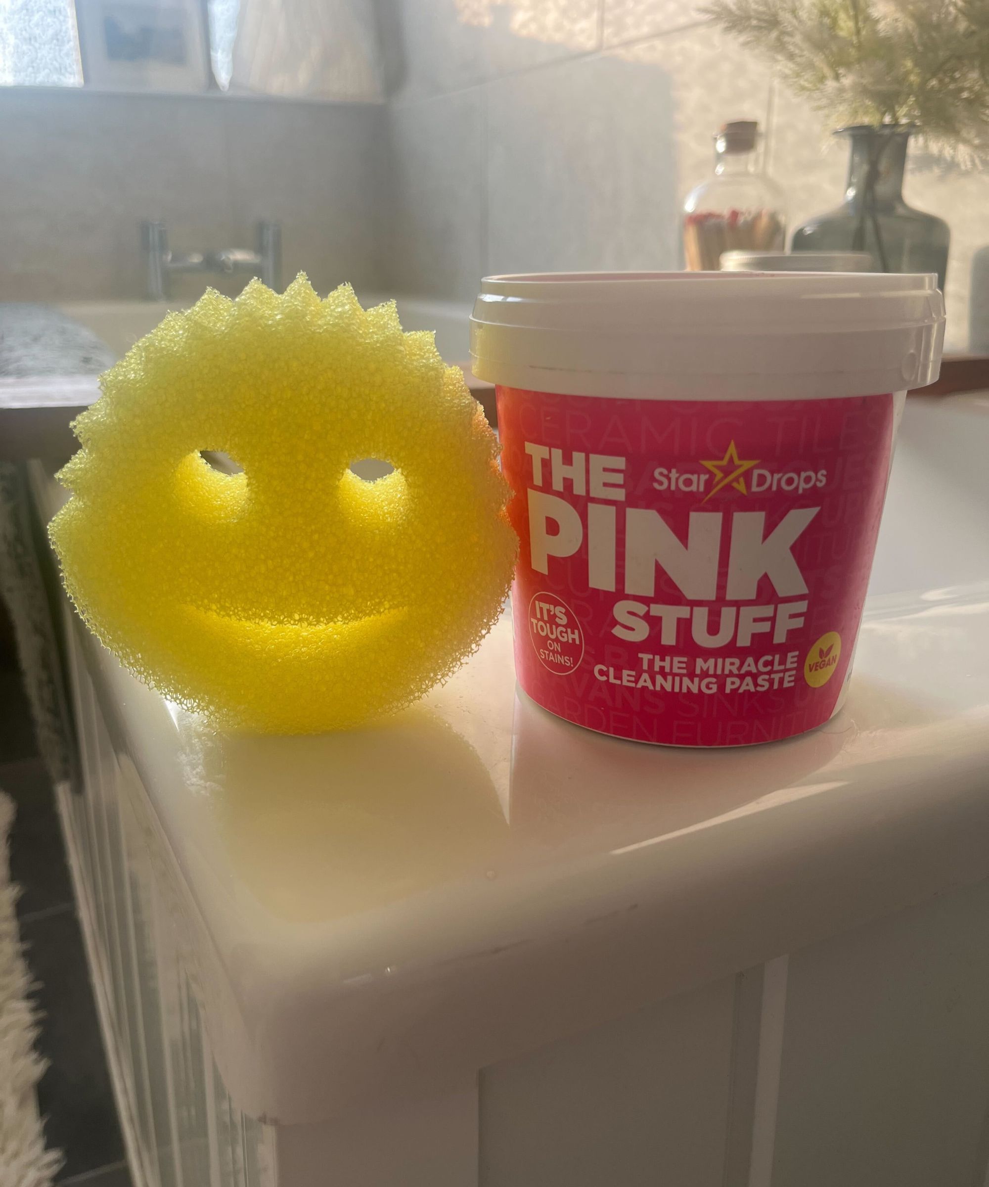 En gul skrubb pappa svamp og et kar med den rosa ting pasta