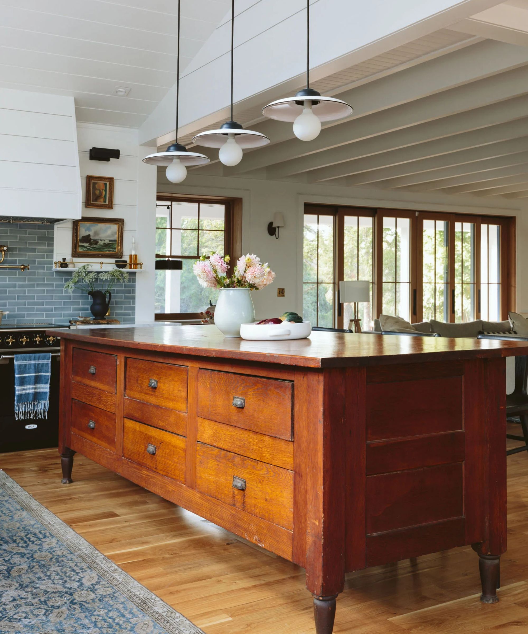 Wood Kitchen Island med skuffer, pendellys og hvitt panelet tak