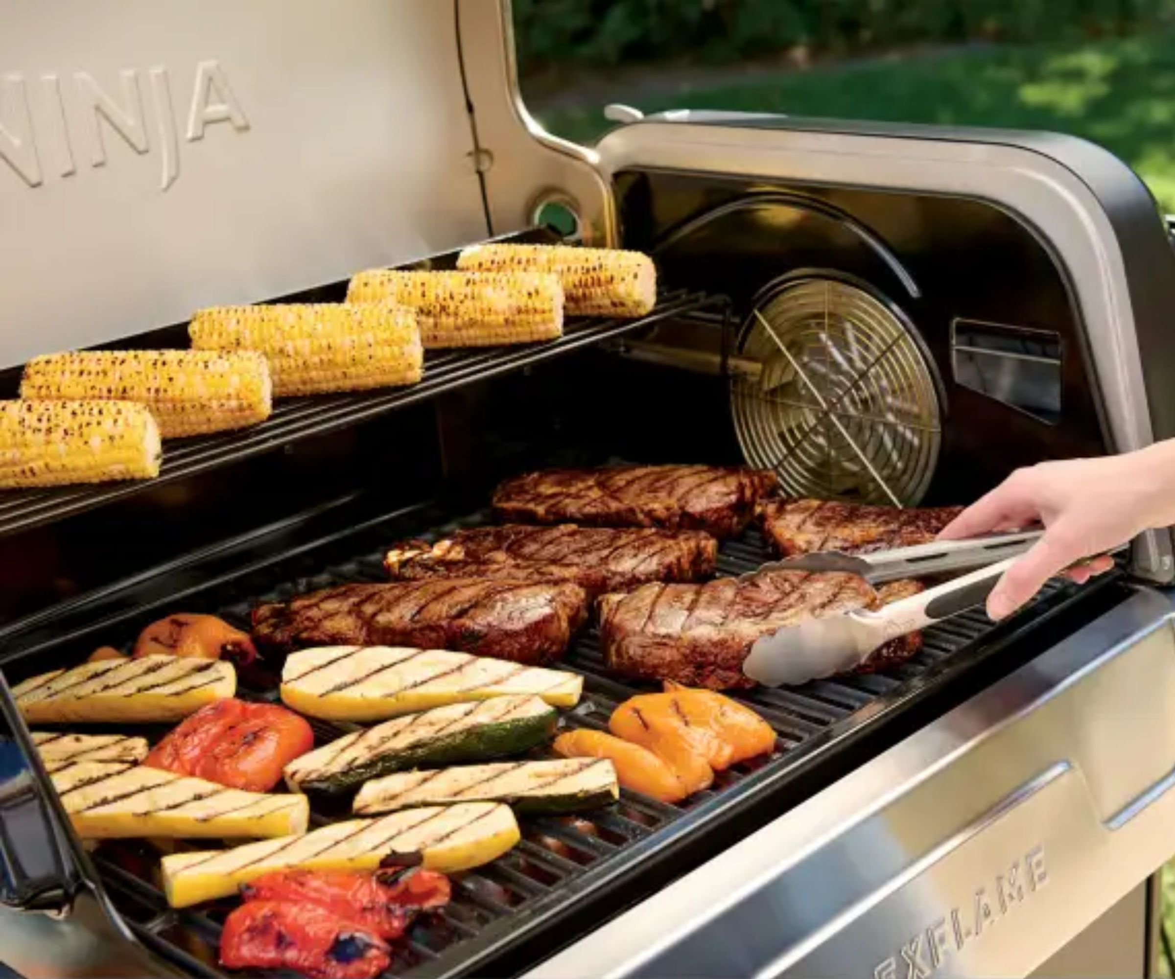 En Ninja Flexflame Grill Cooking Steak and Peppers