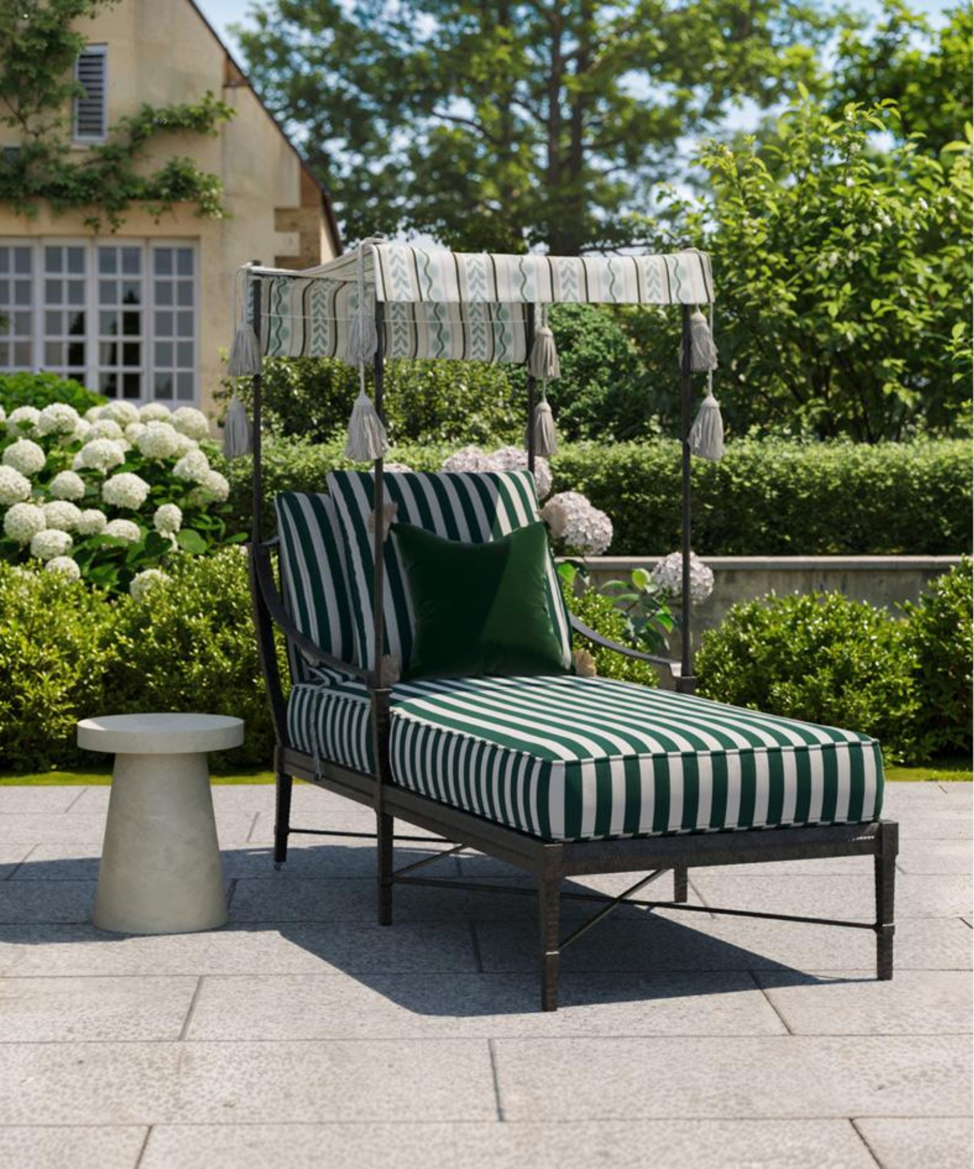 Stripet europeisk inspirert patio lounger av Kathy Kuo Home