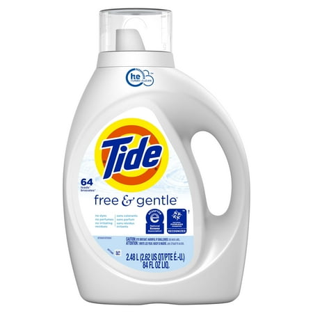 En stor hvit plastflaske med tidevann fritt og mild flytende vaskeri vaskemiddel med en tidevannsmerket etikett på fronten