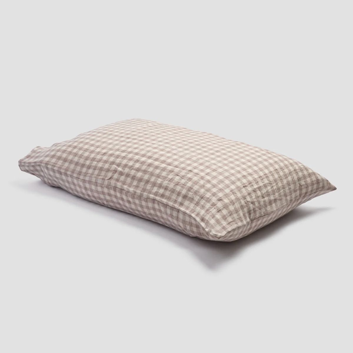 En gingham puteveske i en nøytral farge
