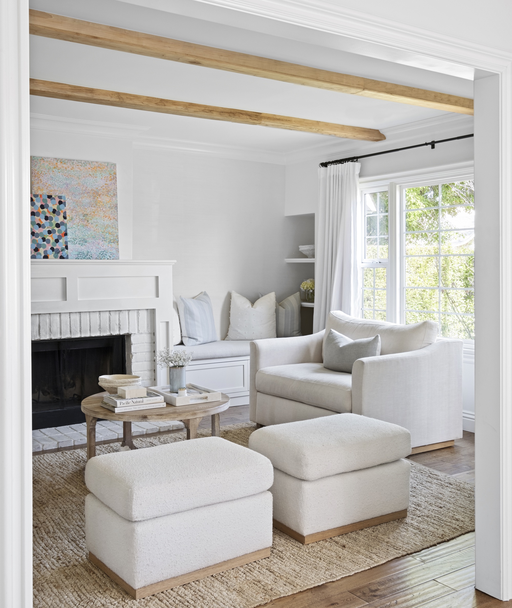 Hvit stue med krem sofa av Victoria Holly Interiors