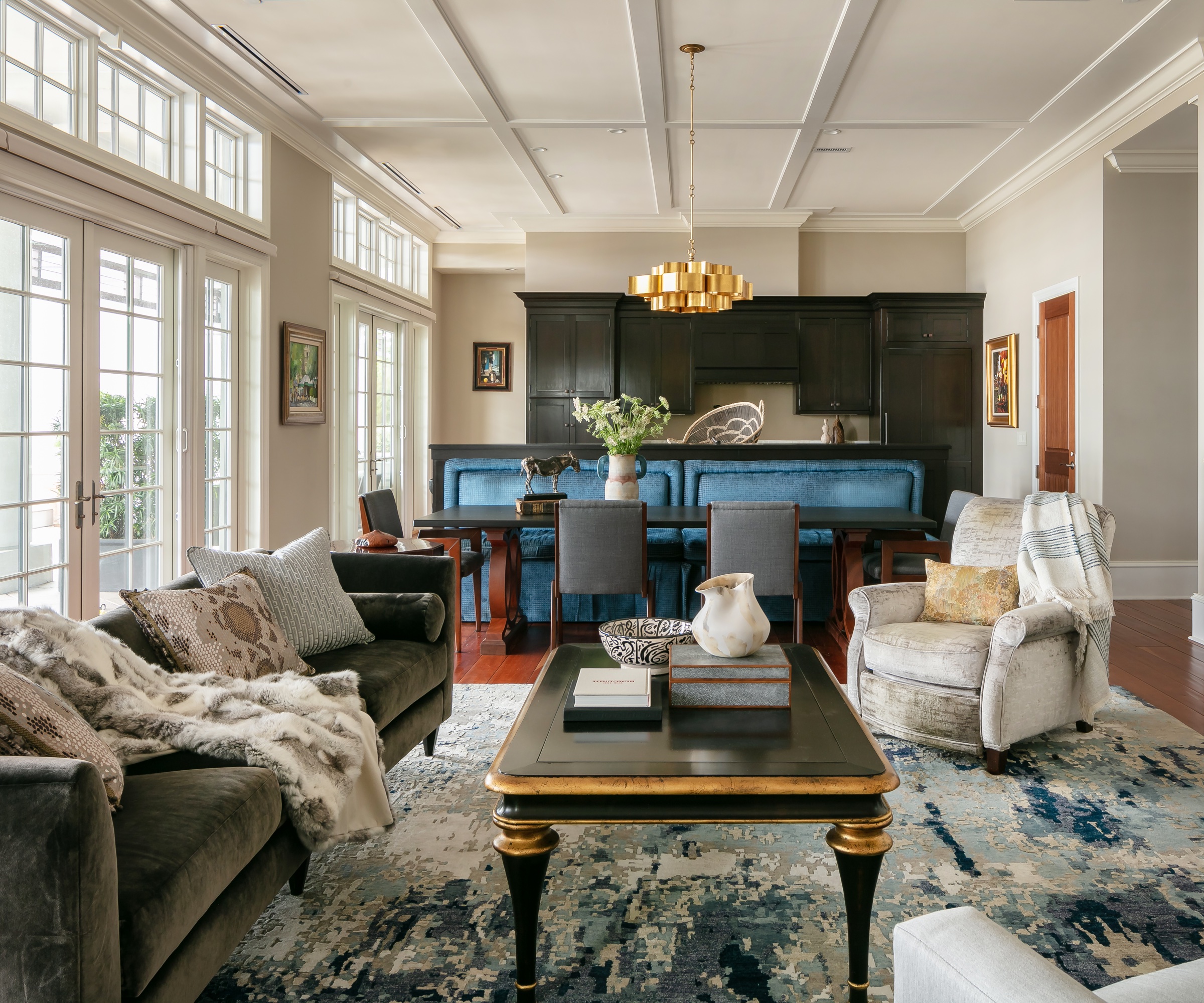 beige stue med grønn sofa