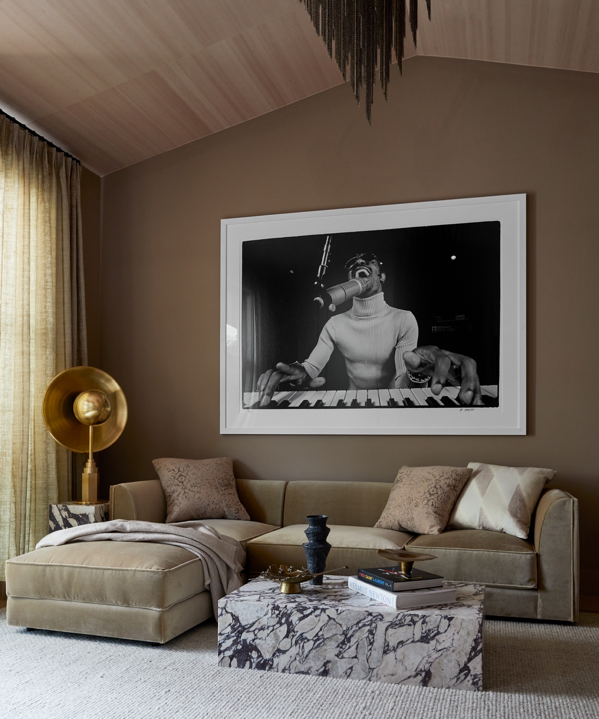 beige stue med beige sofa av K -interiør