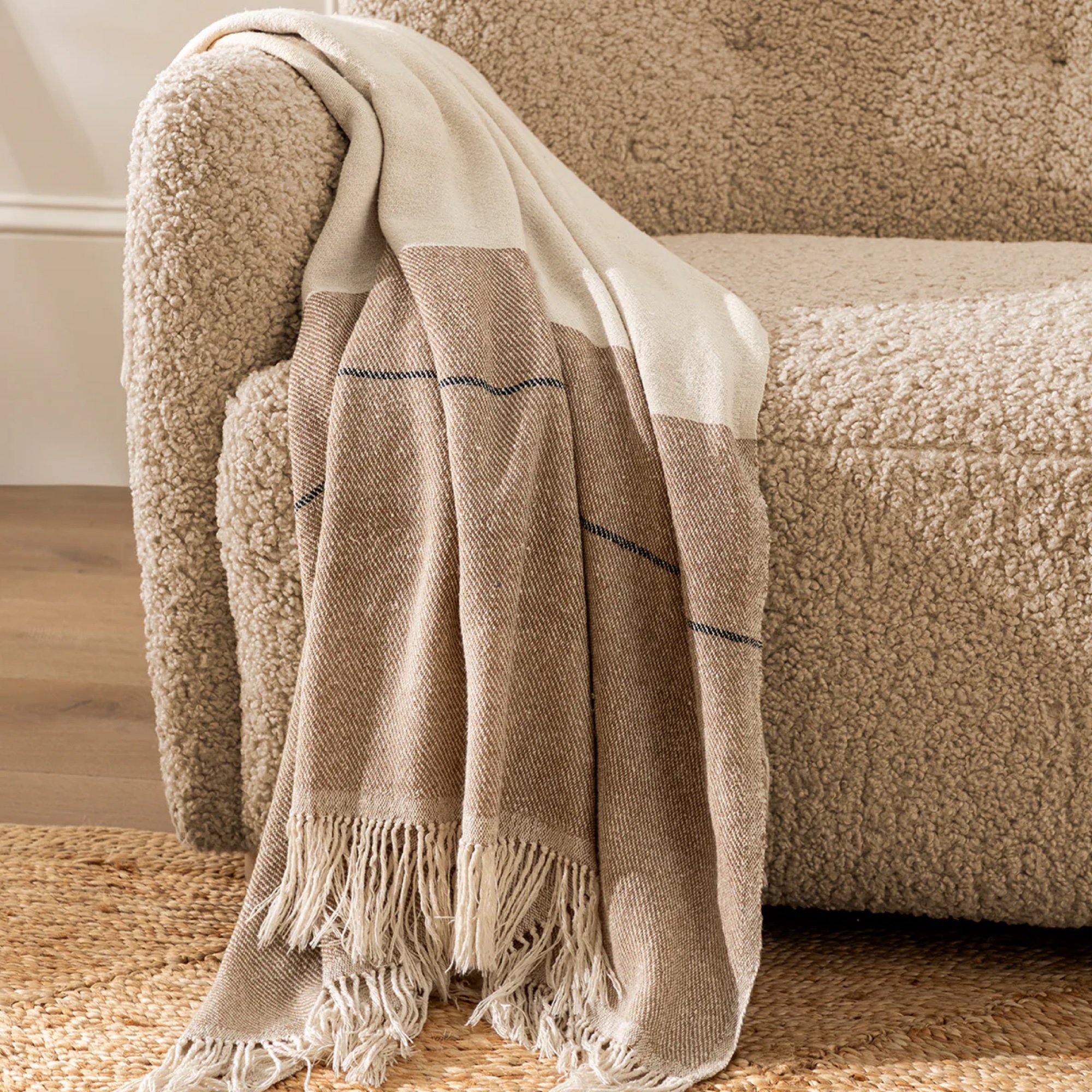 Beige og Navy Stripe kast teppe av McGee & Go