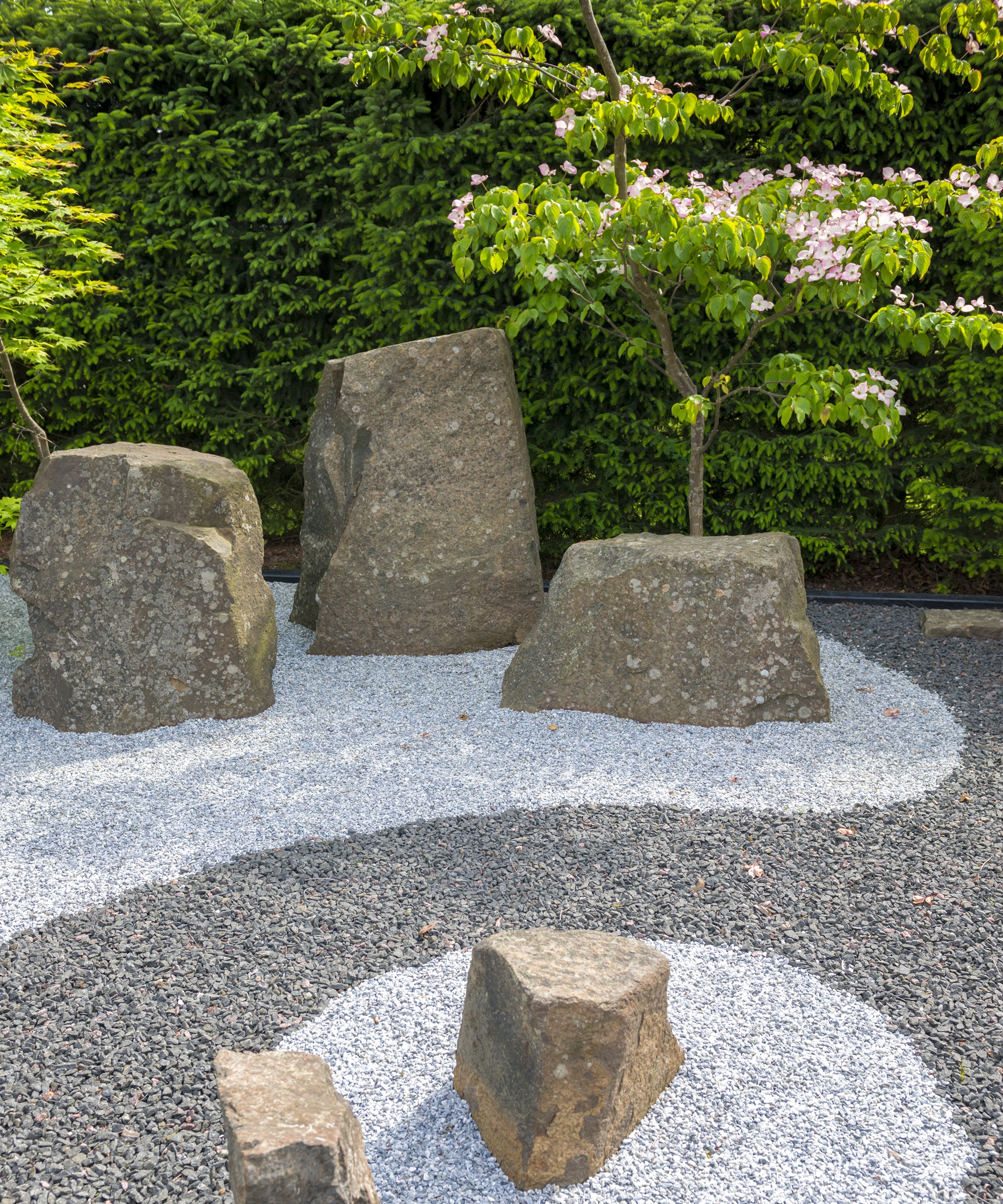 Stone Boulder Zen Garden, grushage