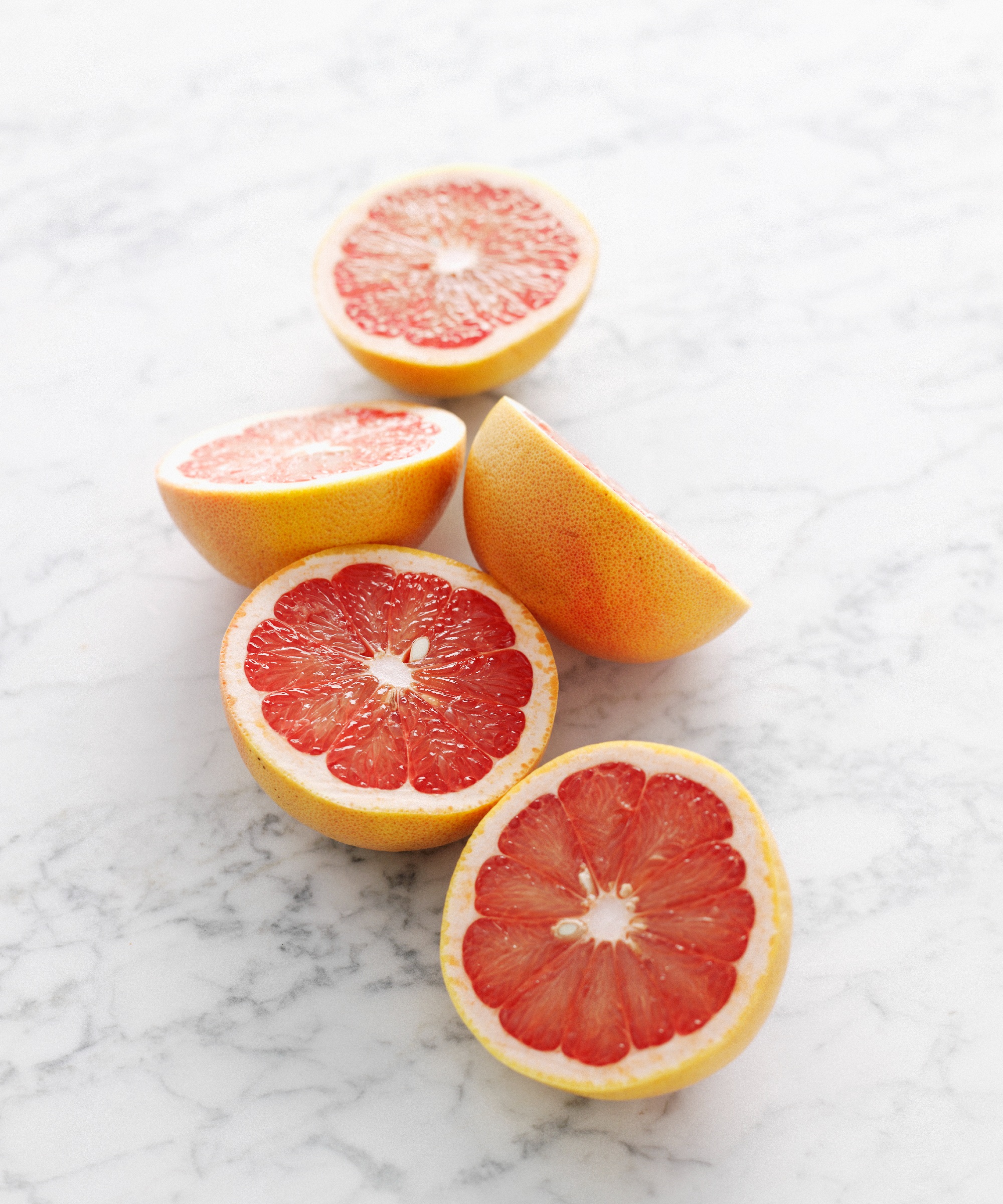 Grapefrukt på hvit bakgrunn
