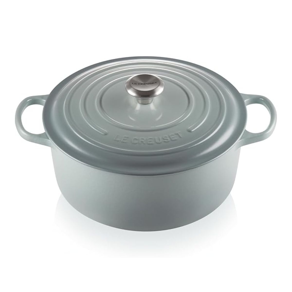 En grå le creuset potte