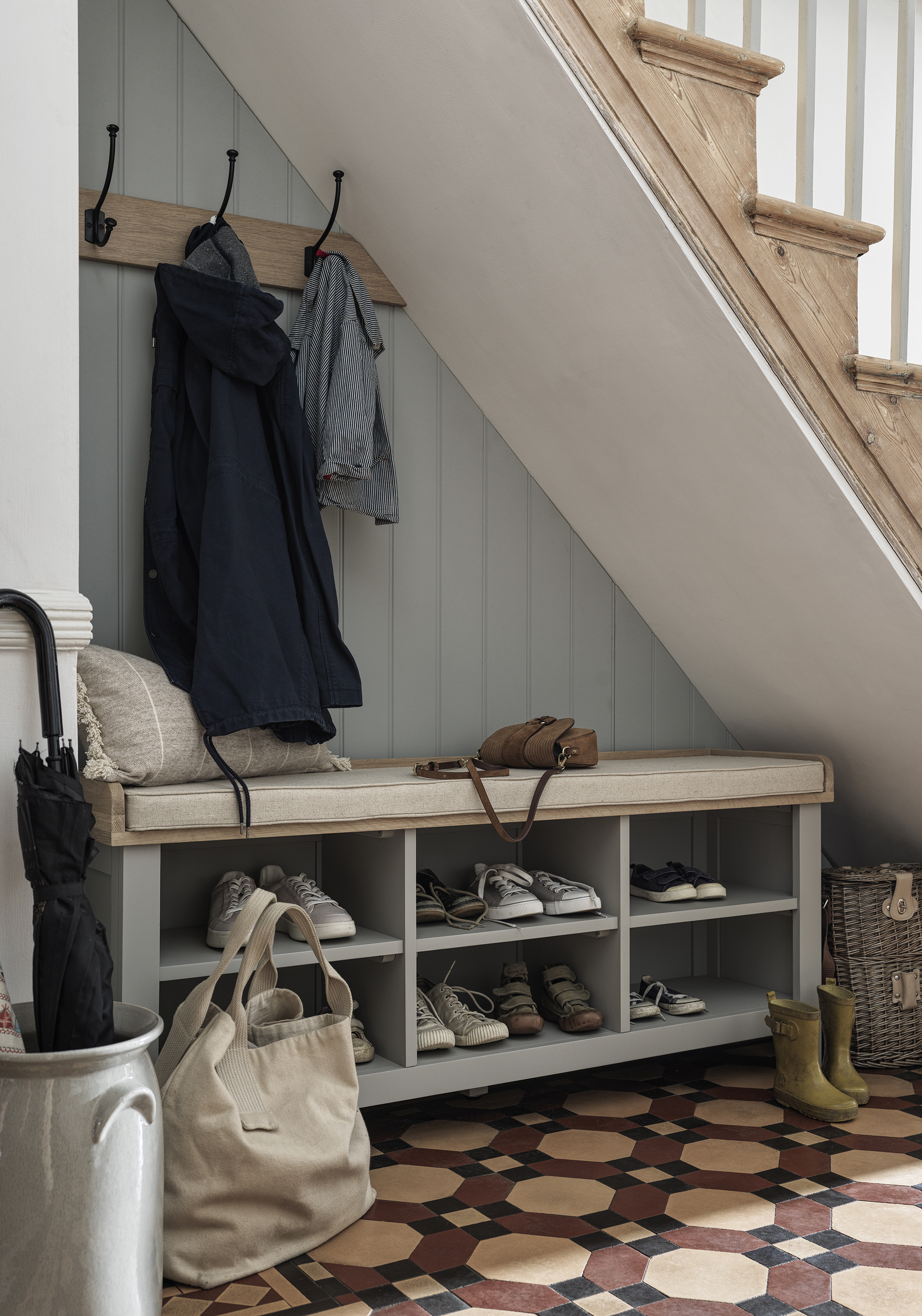 Cotswold Company Chester Bench montert under trappene i en gang