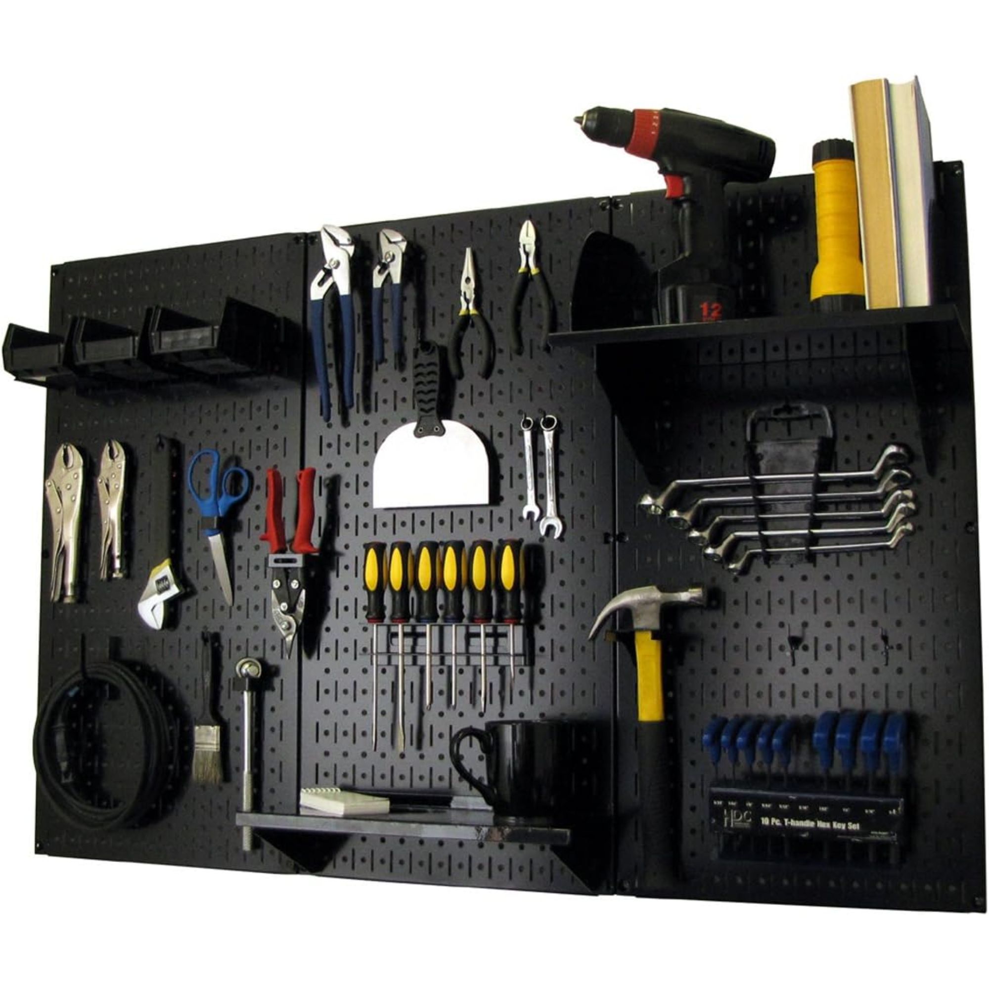 En svart veggmontert pegboard-arrangør med forskjellige verktøy