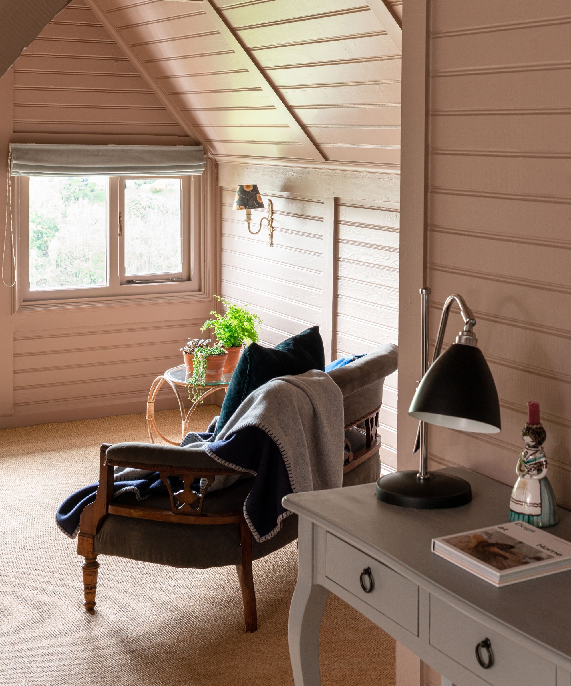 Et loftrom malt i død laks av Farrow & Ball