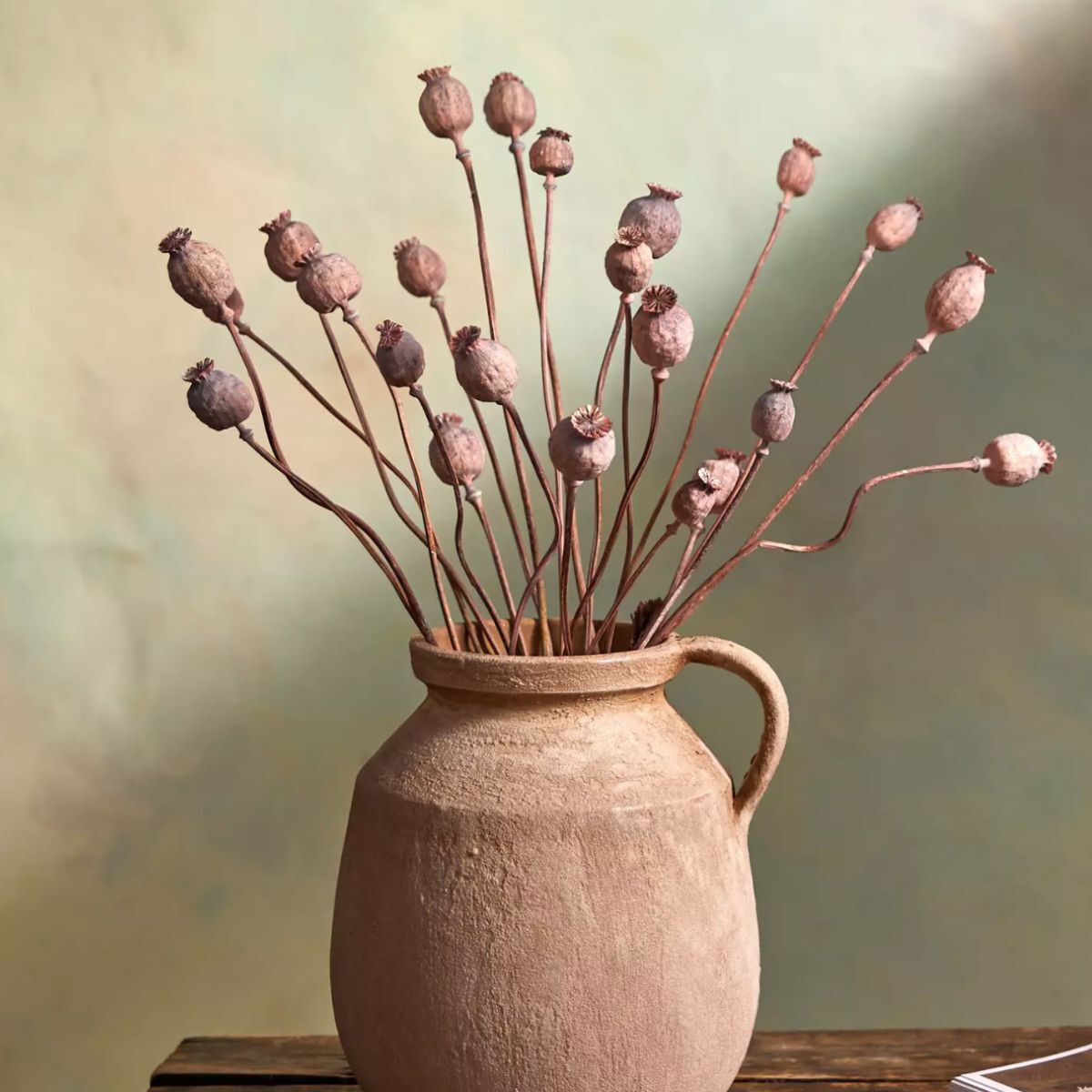 En vase med tørkede blomster i