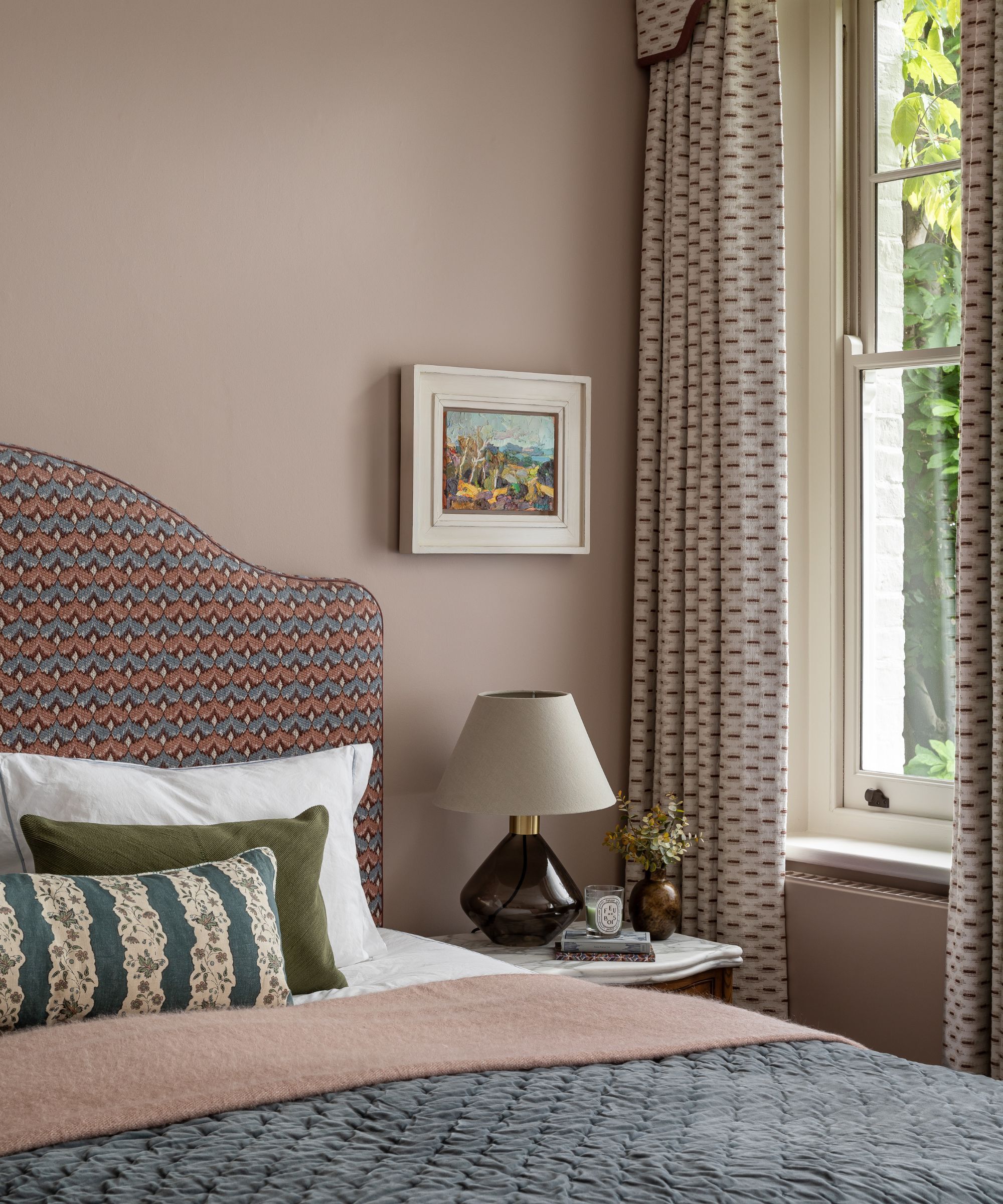 Et soverom med vegger malt i død laks, Farrow & Ball