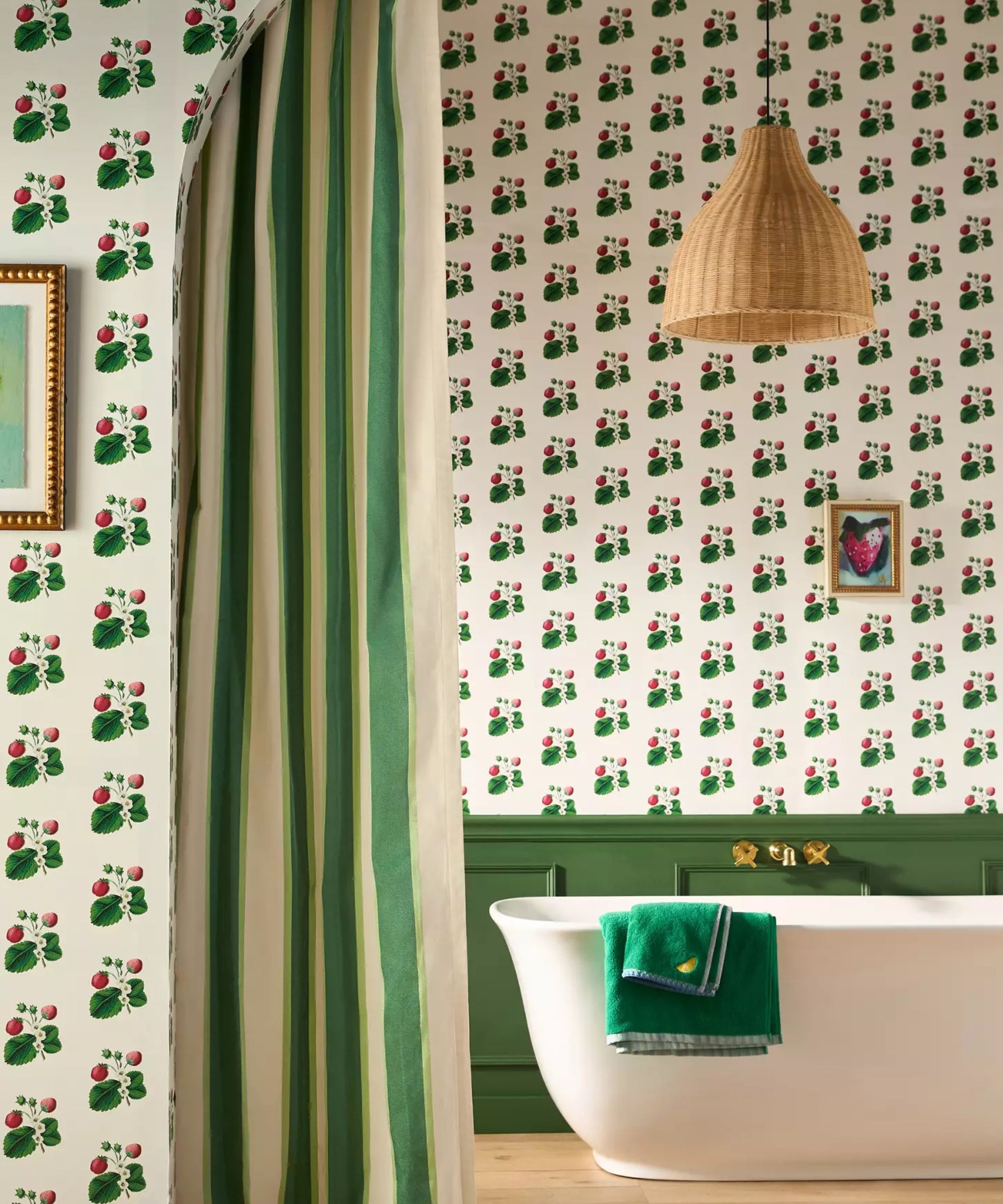 Et bad med et hvitt og grønt blomsterstøtmønster bakgrunnsbilder, grønne baseboards, et hvitt frittstående bad og grønn veggpanel, og en hvit og grønn stripe dusjforheng
