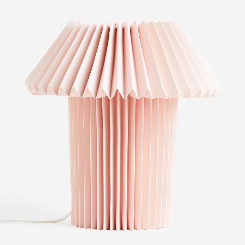 papir plissert bordlampe i blekrosa