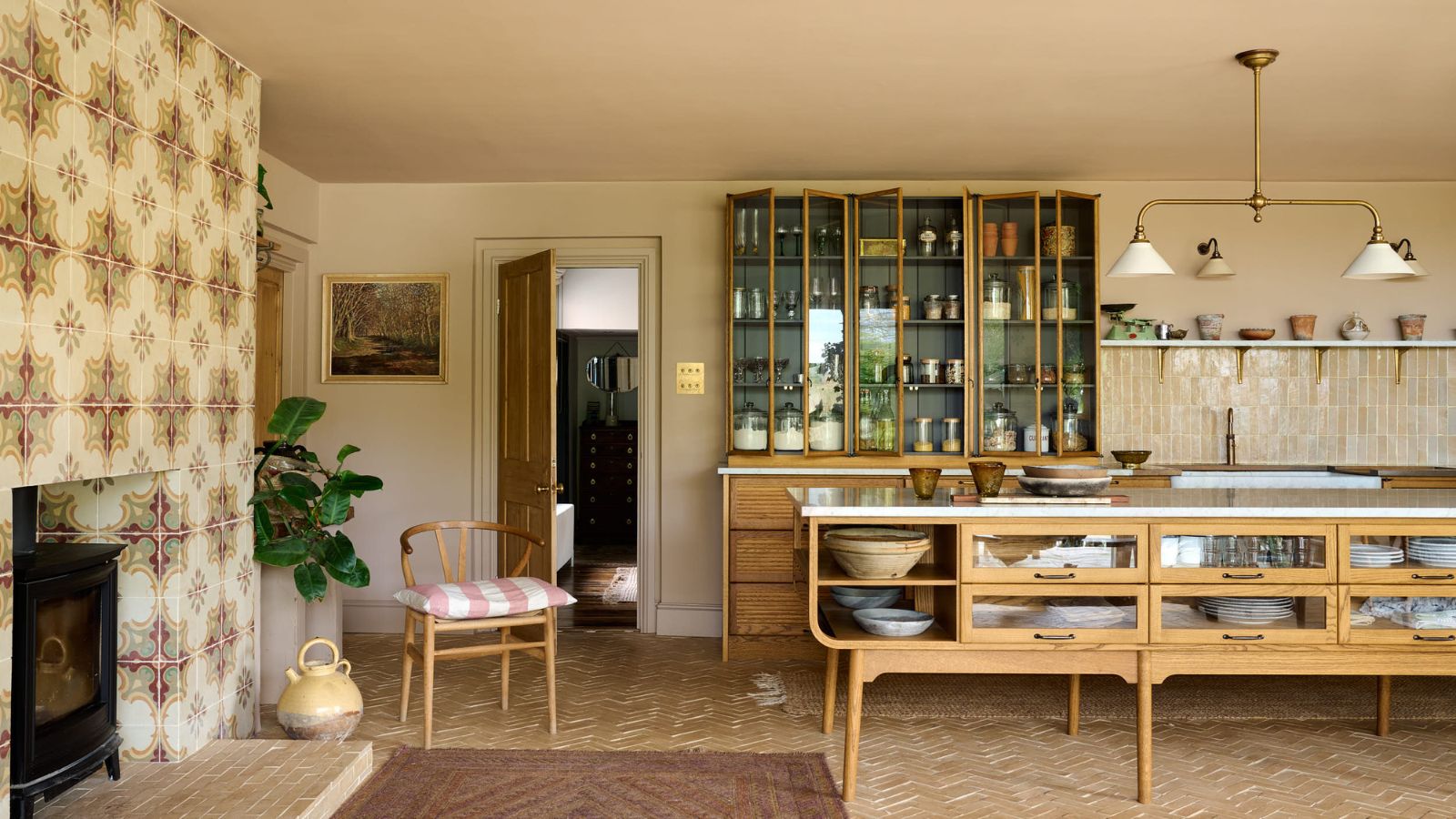 A neutral kitchen by deVOL and Bert &amp; May with warm colors and mediterranea-style tiles
