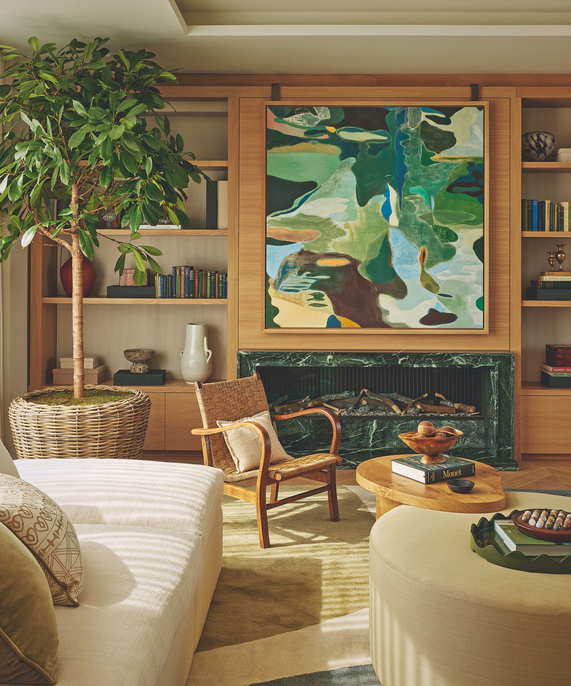 stue med innebygde hyller og trevegger og hvit sofa og kunstverk