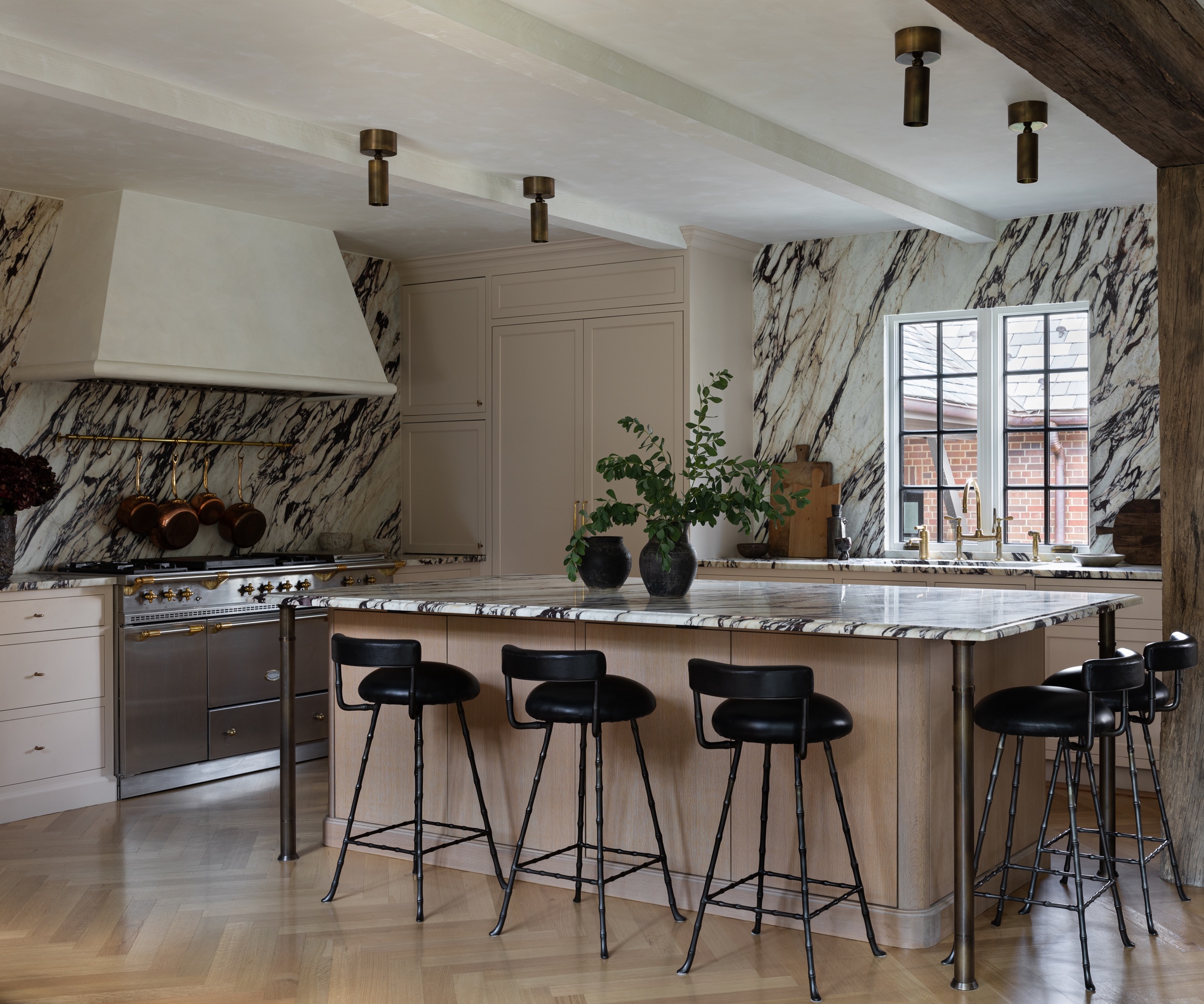 Marble Kitchen with Marble Kitchen Island and Range Cooker av Wendy Labrum Interiors