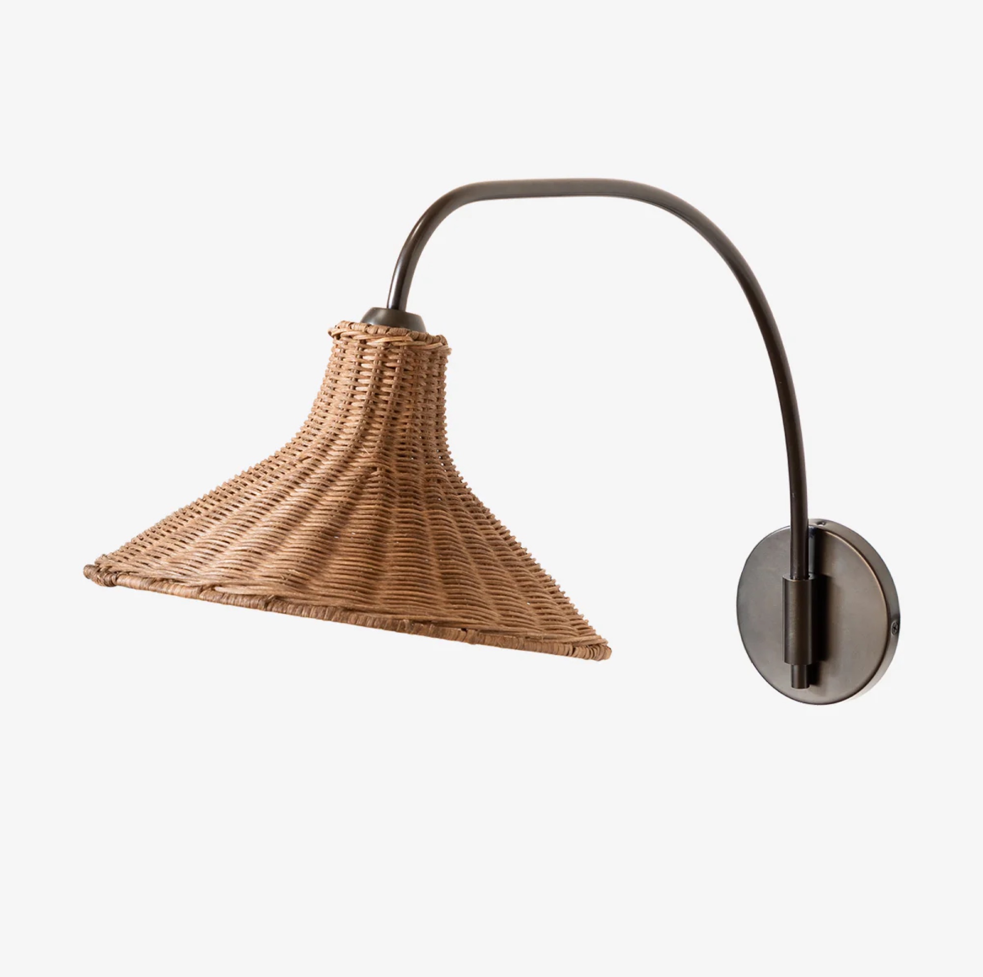 Wicker Wall Sconce in Bedroom av McGee & Co