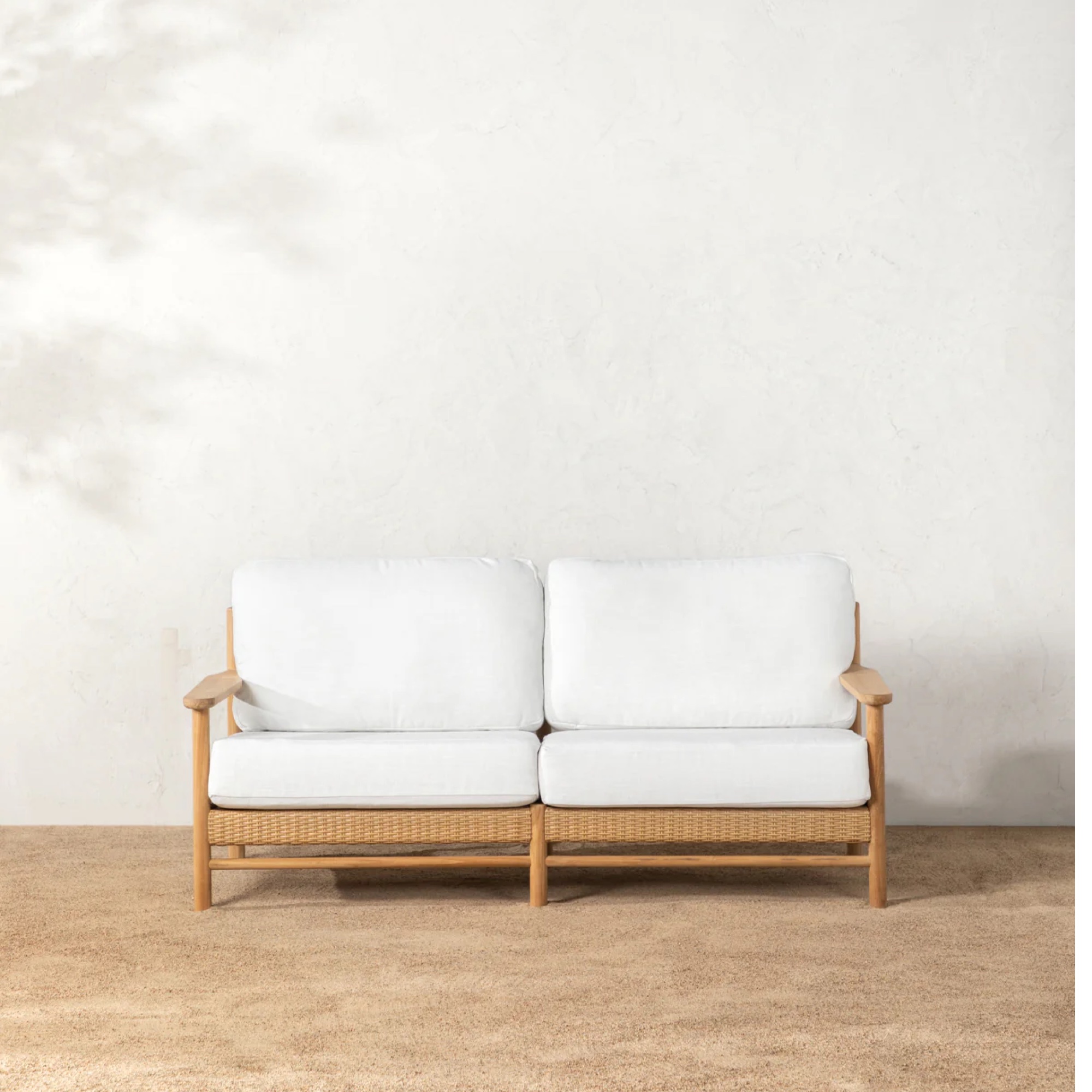 Krem og teak utendørs sofa av McGee & Co