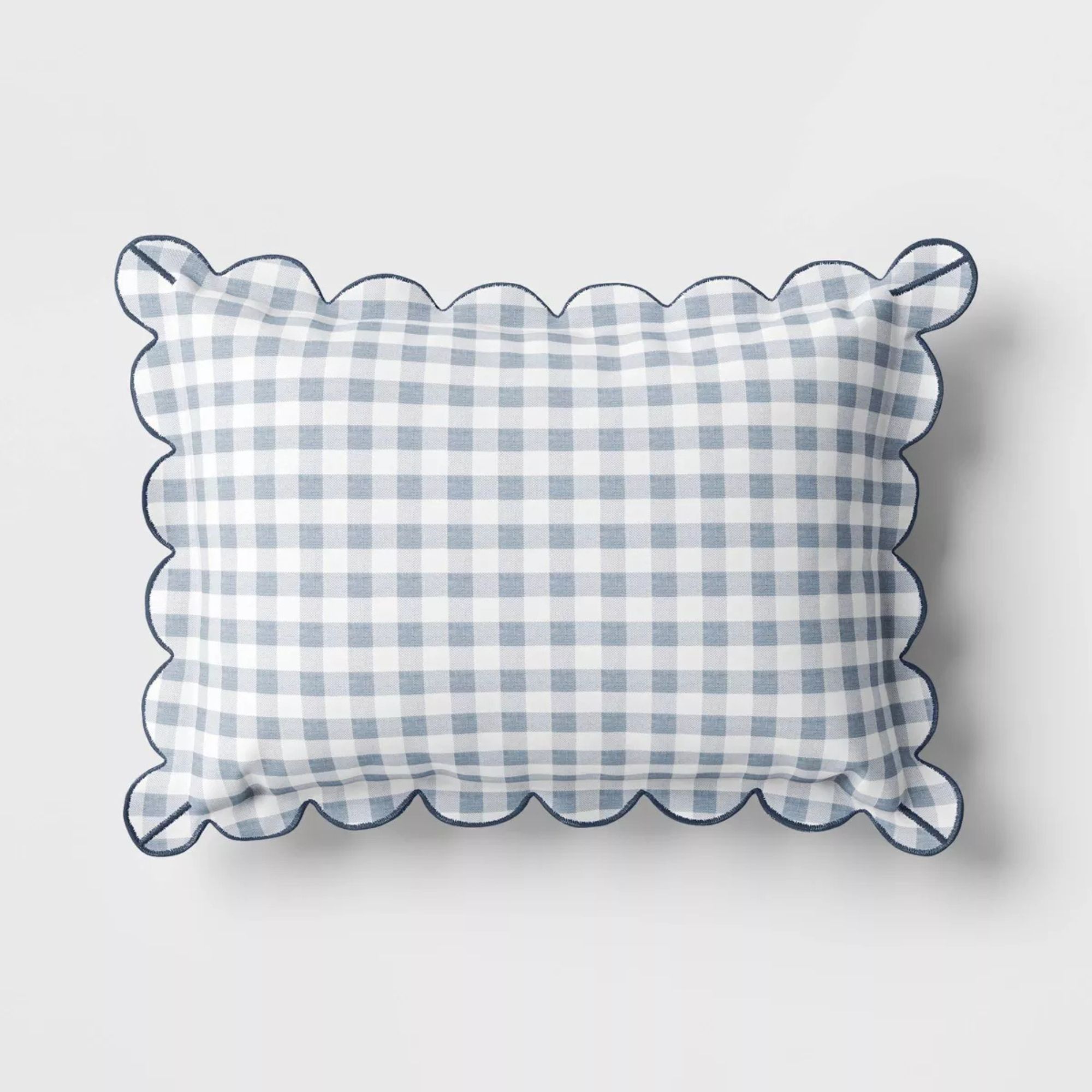 Blå og hvit gingham utendørspute med kamskjell kanter