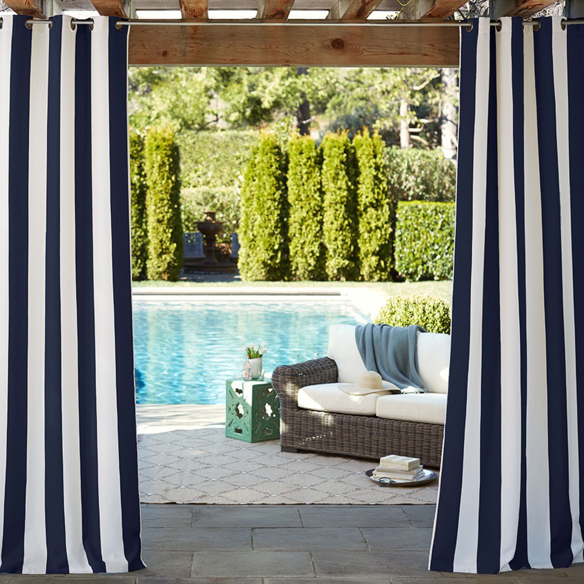 Poolside Patio med stripete gardiner