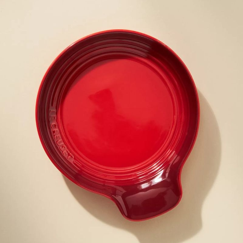 Le creuset skje hvile i rødt
