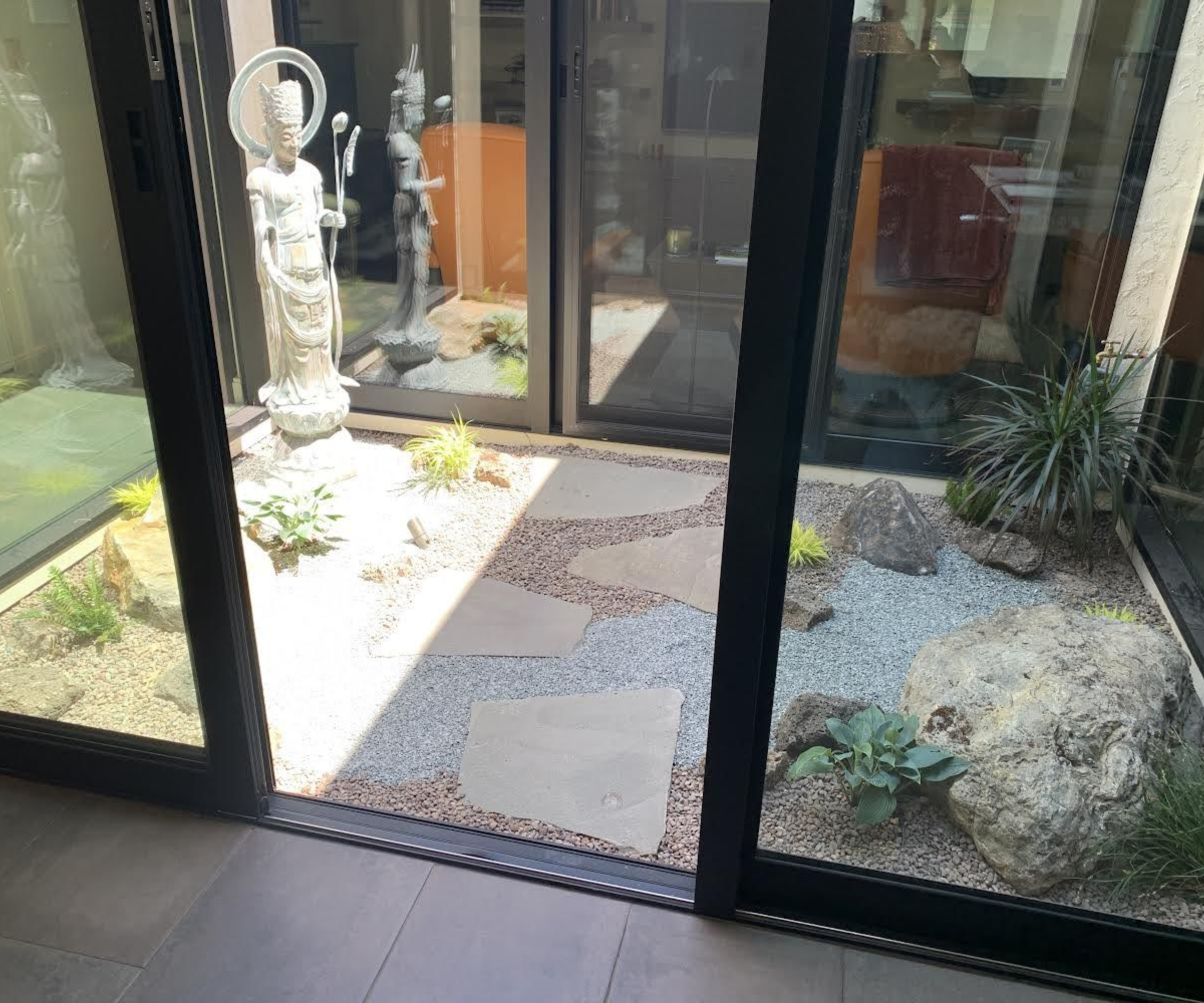 Et Zen Garden -atrium med et minimalistisk design