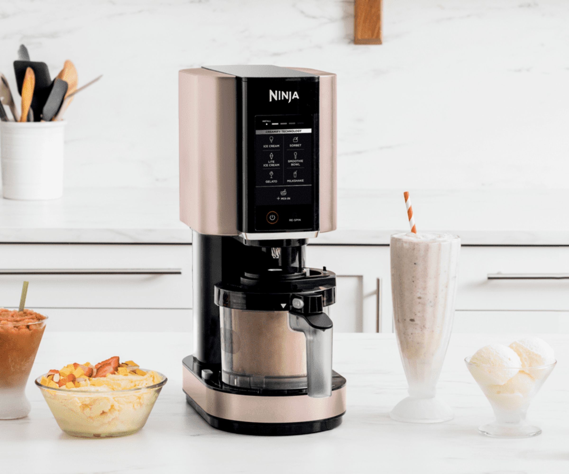 Ninja Creami Ice Cream Maker med iskrem og milkshakes i nærheten