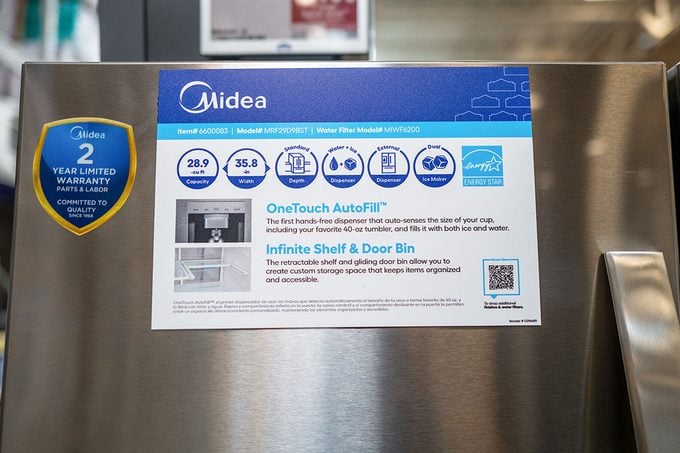 En energistjernersertifisering vises ved merking av et kjøleskap med Midea