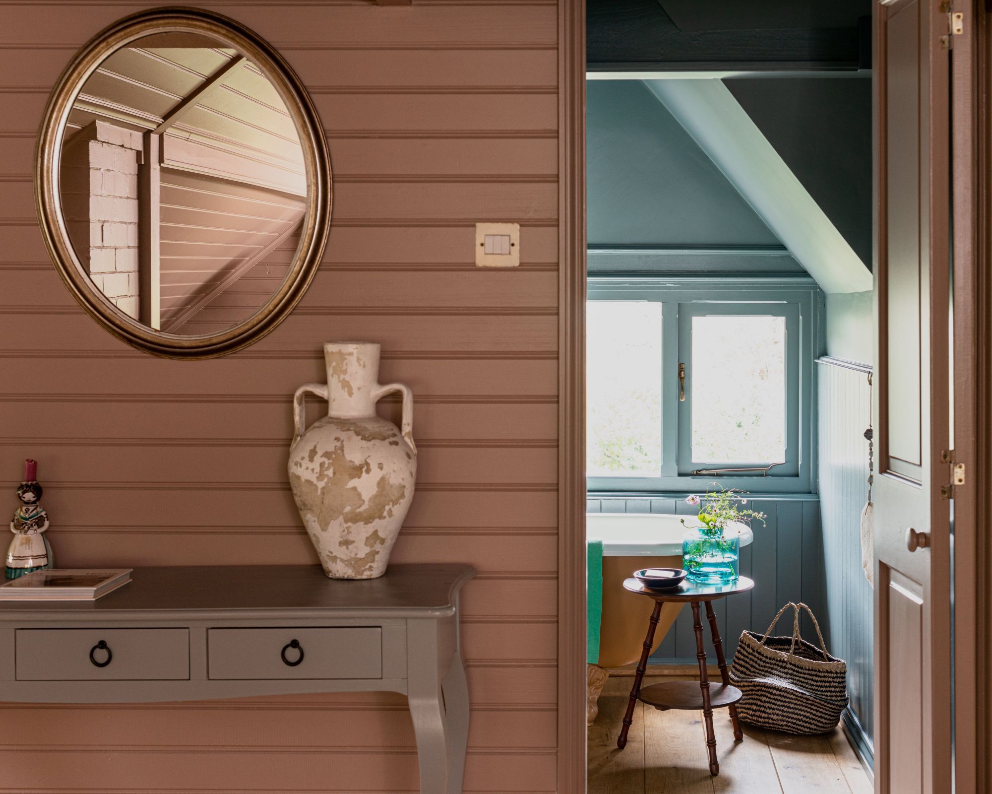 Panelvegger malt i død laks av Farrow & Ball